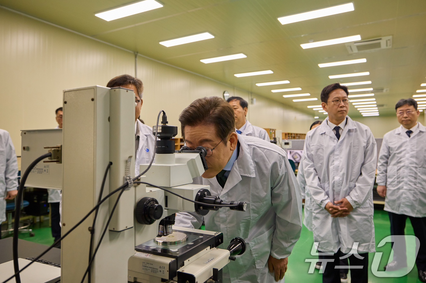 (서울=뉴스1) 허경 기자 = 이재명 대통령이 3일 경기 안산시 새솔다이아몬드공업을 방문해 현장을 둘러보고 있다. (대통령실 제공. 재판매 및 DB 금지) 2025.9.3/뉴스1