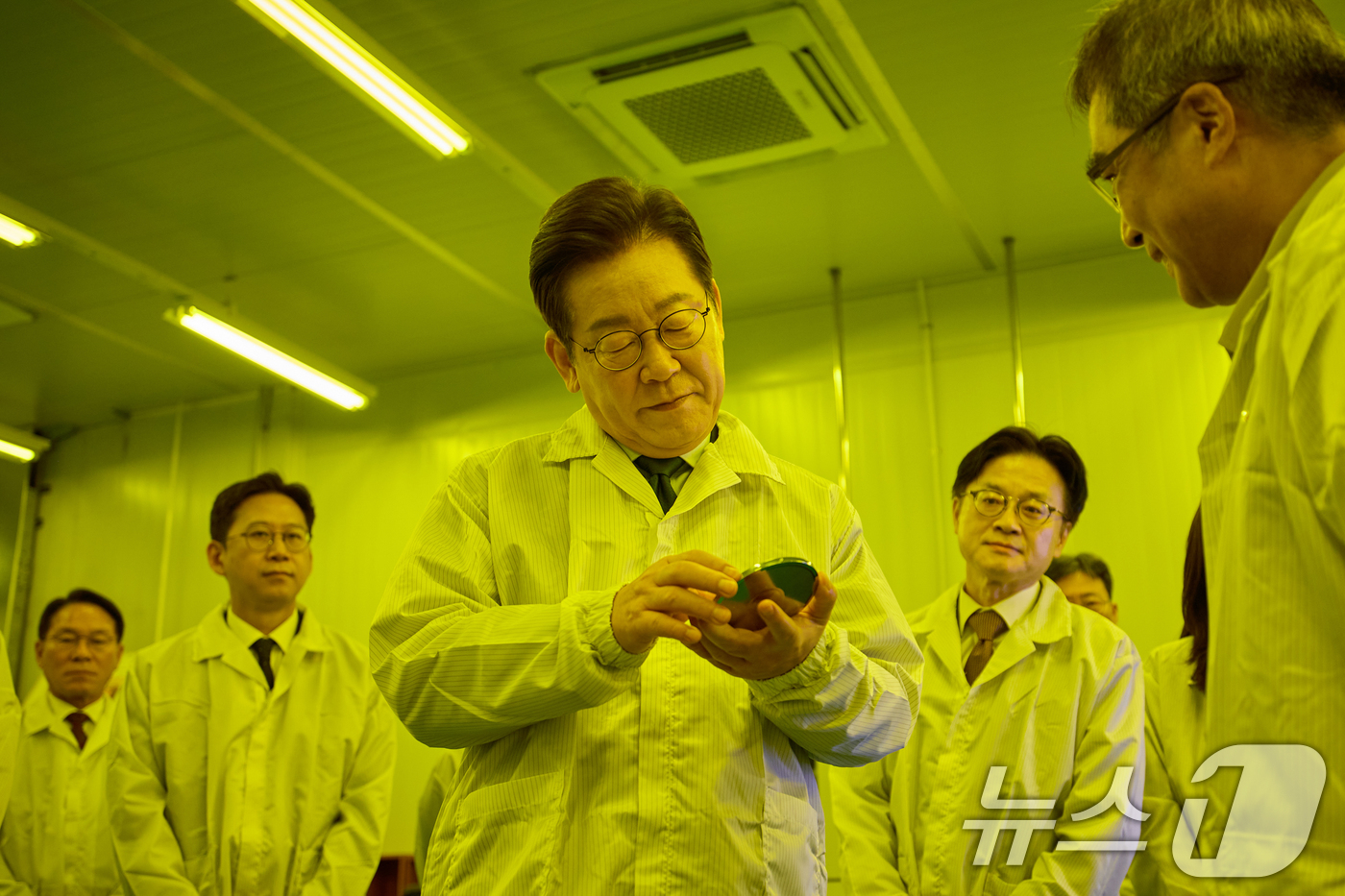 (서울=뉴스1) 허경 기자 = 이재명 대통령이 3일 경기 안산시 새솔다이아몬드공업을 방문해 현장을 둘러보고 있다. (대통령실 제공. 재판매 및 DB 금지) 2025.9.3/뉴스1