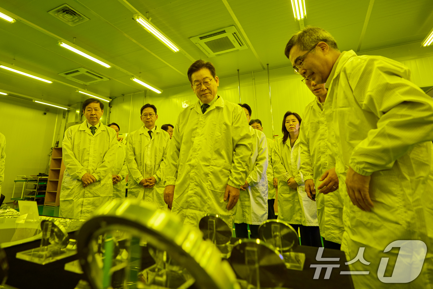 (서울=뉴스1) 허경 기자 = 이재명 대통령이 3일 경기 안산시 새솔다이아몬드공업을 방문해 현장을 둘러보고 있다. (대통령실 제공. 재판매 및 DB 금지) 2025.9.3/뉴스1