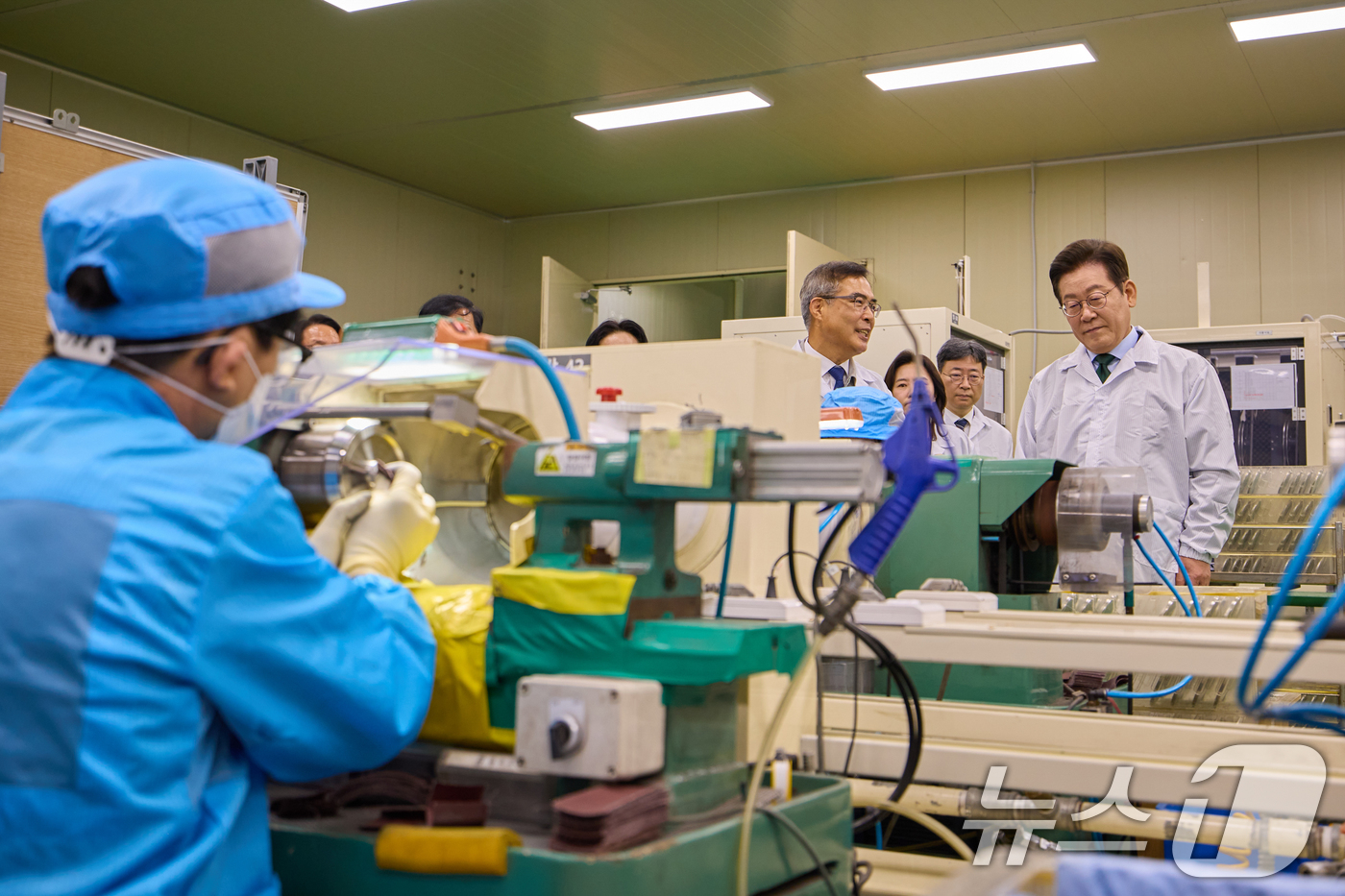 (서울=뉴스1) 허경 기자 = 이재명 대통령이 3일 경기 안산시 새솔다이아몬드공업을 방문해 현장을 둘러보고 있다. (대통령실 제공. 재판매 및 DB 금지) 2025.9.3/뉴스1