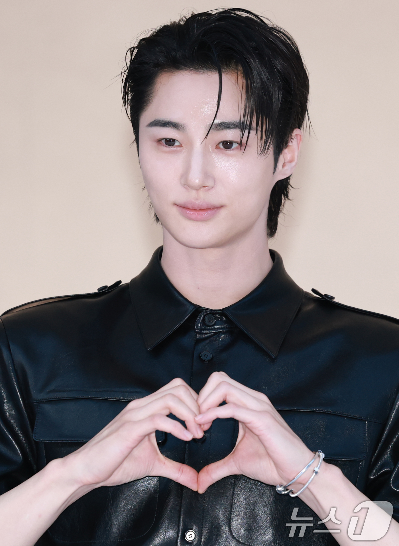 (서울=뉴스1) 권현진 기자 = 배우 변우석이 3일 오후 서울 성동구 하우스 노웨어 서울에서 열린 프리 오픈 행사에 참석해 포즈를 취하고 있다. 2025.9.3/뉴스1