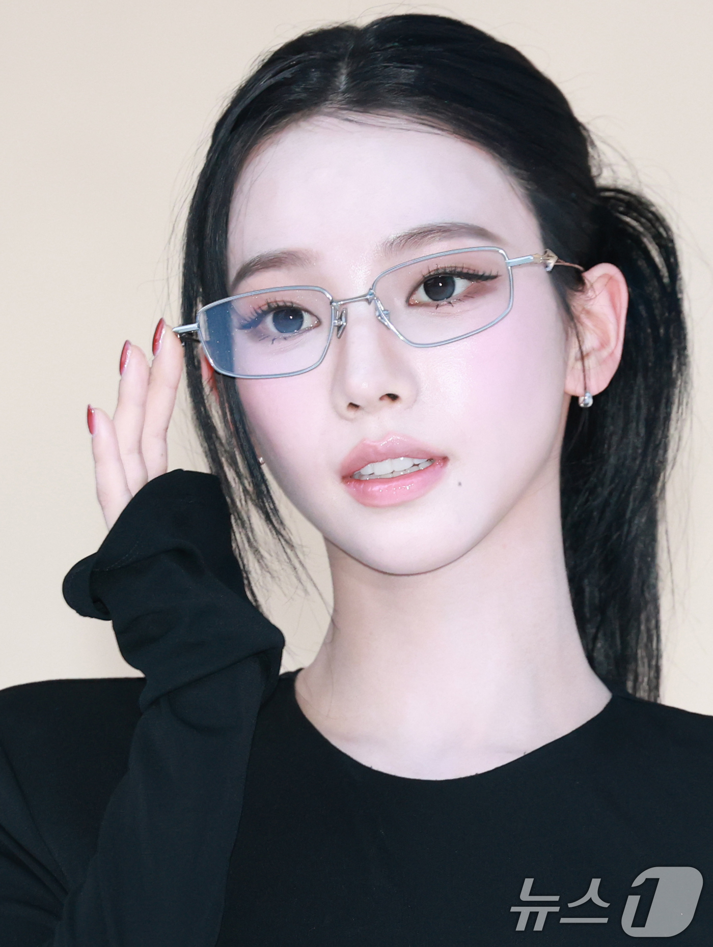 (서울=뉴스1) 권현진 기자 = 에스파 카리나가 3일 오후 서울 성동구 아이아이컴배인드의 신사옥 하우스 노웨어 서울에서 열린 프리 오픈 행사에 참석해 포즈를 취하고 있다. 2025 …