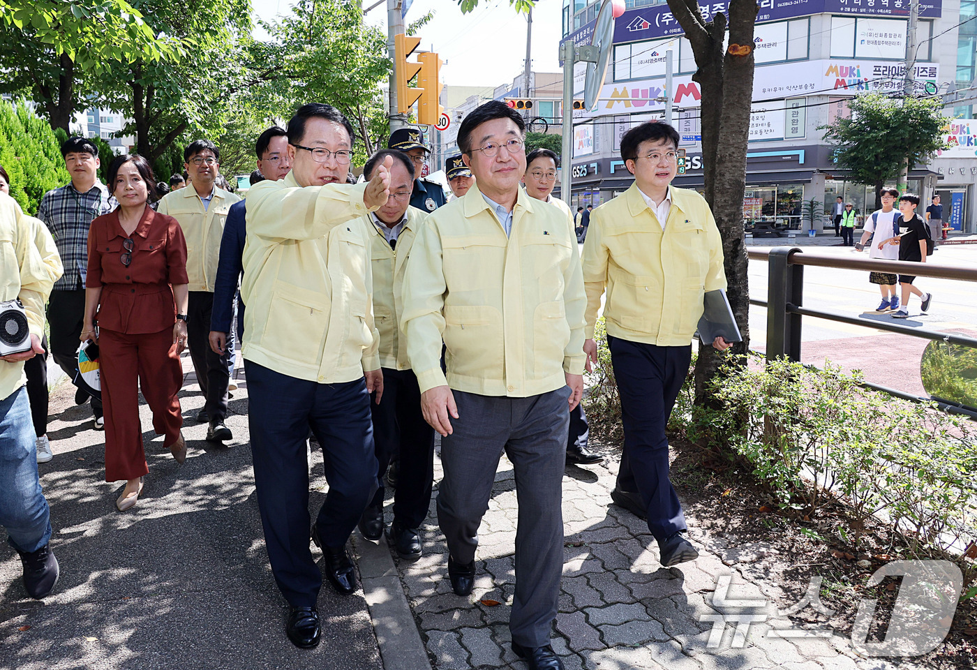 (서울=뉴스1) 박지혜 기자 = 윤호중 행정안전부 장관이 3일 오후 전북 익산 궁동초등학교를 방문하여 개학기 대비 통학로 안전실태 및 관리 등을 점검하고 있다. (행정안전부 제공. …