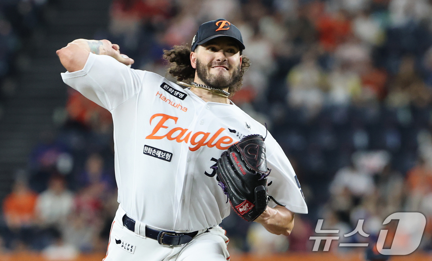 (대전=뉴스1) 김기태 기자 = 3일 대전 한화생명 볼파크에서 열린 프로야구 '2025 신한 SOL뱅크 KBO 리그' NC 다이노스와 한화 이글스 경기에서 한화 선발 폰세가 역투하 …