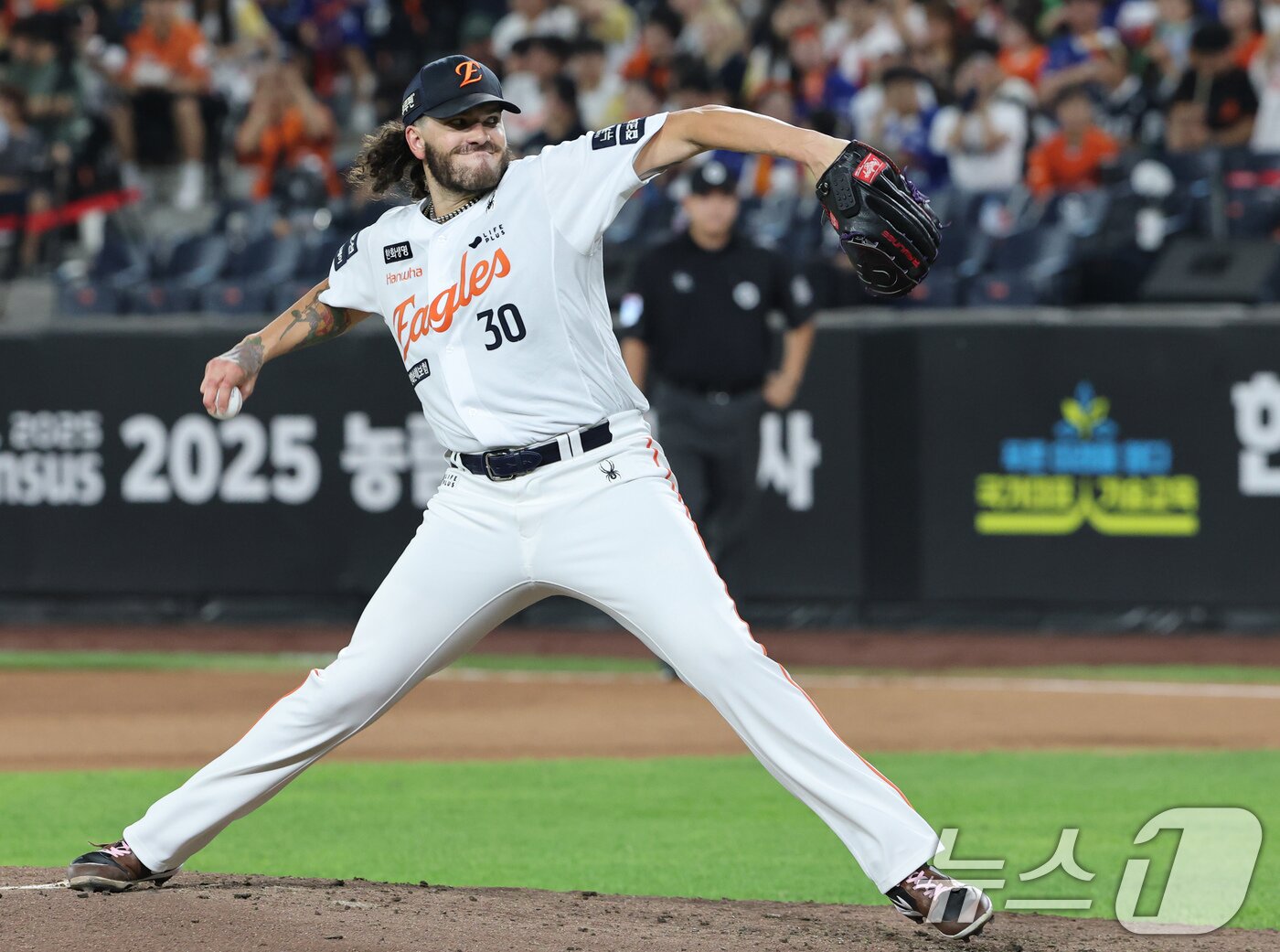 본문 이미지 - 3일 대전 한화생명 볼파크에서 열린 프로야구 '2025 신한 SOL뱅크 KBO 리그' NC 다이노스와 한화 이글스 경기에서 한화 선발 폰세가 역투하고 있다. 2025.9.3/뉴스1 ⓒ News1 김기태 기자