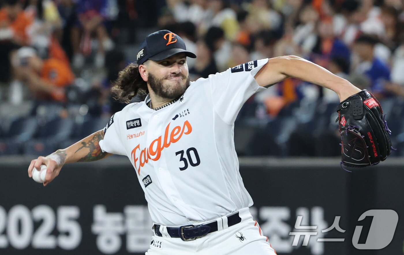 본문 이미지 - 3일 대전 한화생명 볼파크에서 열린 프로야구 &#39;2025 신한 SOL뱅크 KBO 리그&#39; NC 다이노스와 한화 이글스 경기에서 한화 선발 폰세가 역투하고 있다. 2025.9.3/뉴스1 ⓒ News1 김기태 기자