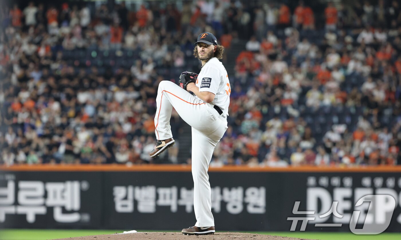 본문 이미지 - 3일 대전 한화생명 볼파크에서 열린 프로야구 '2025 신한 SOL뱅크 KBO 리그' NC 다이노스와 한화 이글스 경기에서 한화 선발 폰세가 역투하고 있다. 2025.9.3/뉴스1 ⓒ News1 김기태 기자