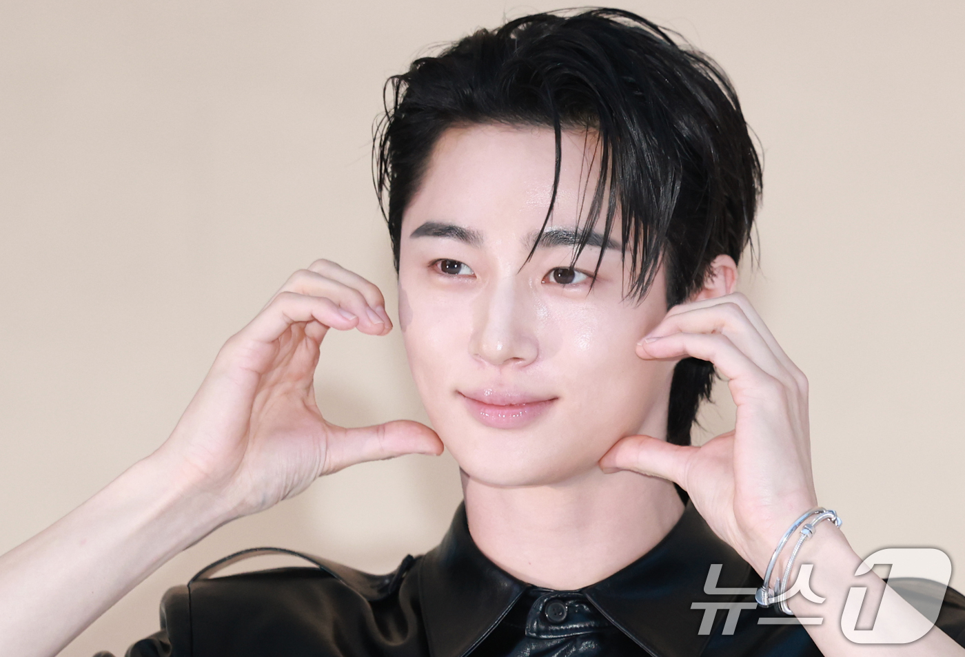 (서울=뉴스1) 권현진 기자 = 배우 변우석이 3일 오후 서울 성동구 하우스 노웨어 서울에서 열린 프리 오픈 행사에 참석해 포즈를 취하고 있다. 2025.9.3/뉴스1