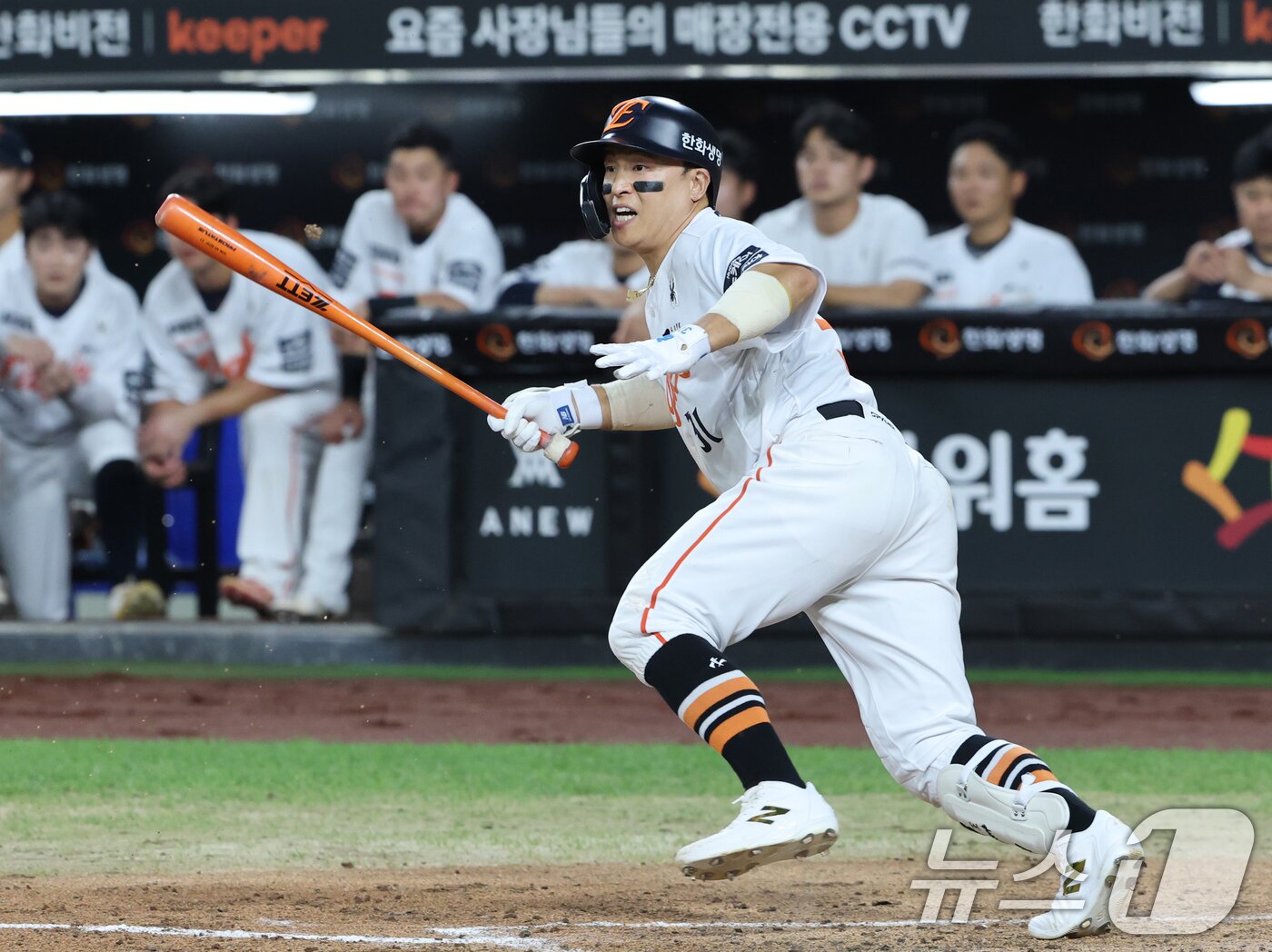 본문 이미지 - 3일 대전 한화생명 볼파크에서 열린 프로야구 &#39;2025 신한 SOL뱅크 KBO 리그&#39; NC 다이노스와 한화 이글스 경기에서 4회말 1루 한화 손아섭이 중전안타를 치고 있다. 2025.9.3/뉴스1 ⓒ News1 김기태 기자