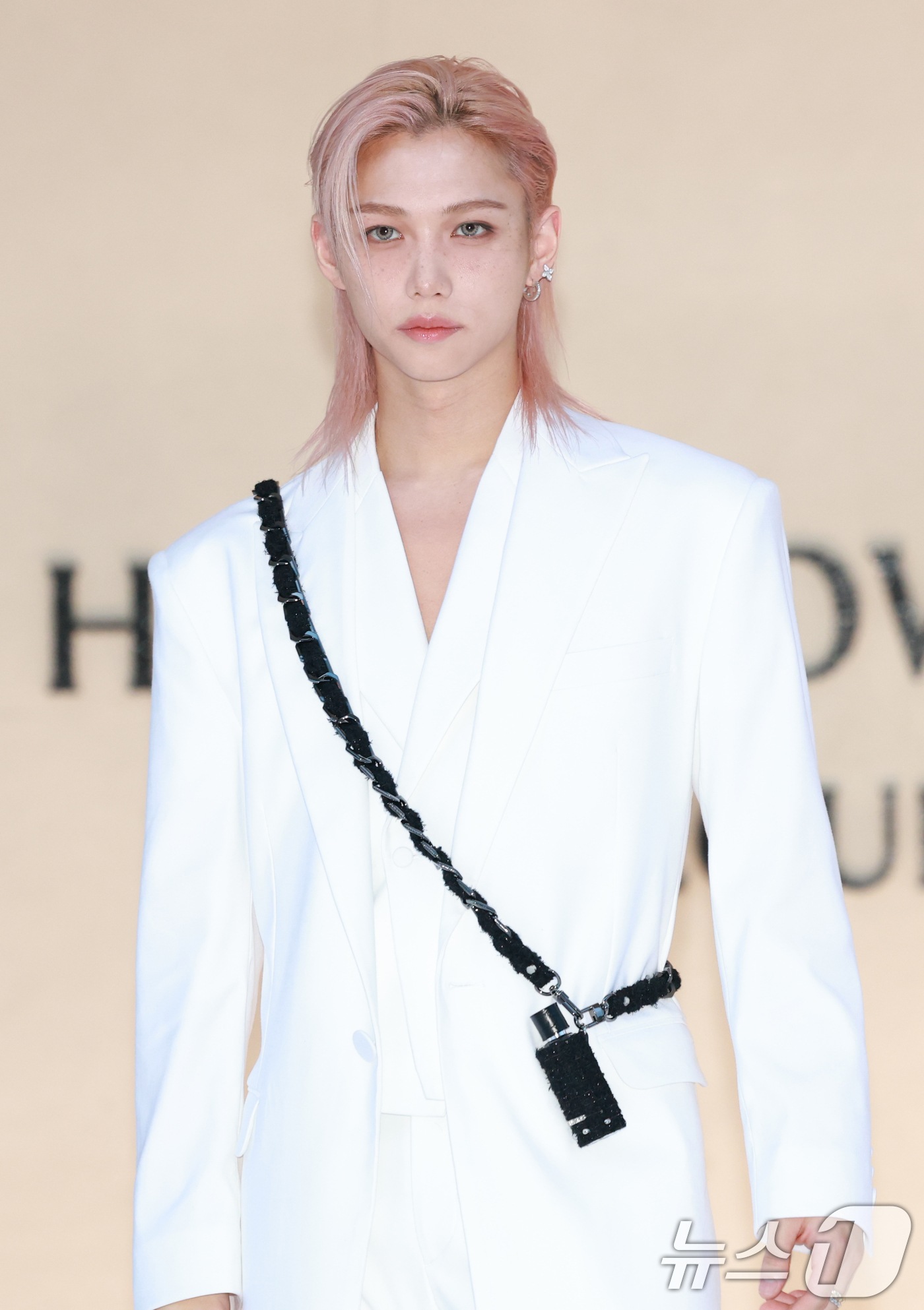 (서울=뉴스1) 권현진 기자 = 스트레이 키즈 필릭스가 3일 오후 서울 성동구 아이아이컴배인드의 신사옥 하우스 노웨어 서울에서 열린 프리 오픈 행사에 참석해 포즈를 취하고 있다. …