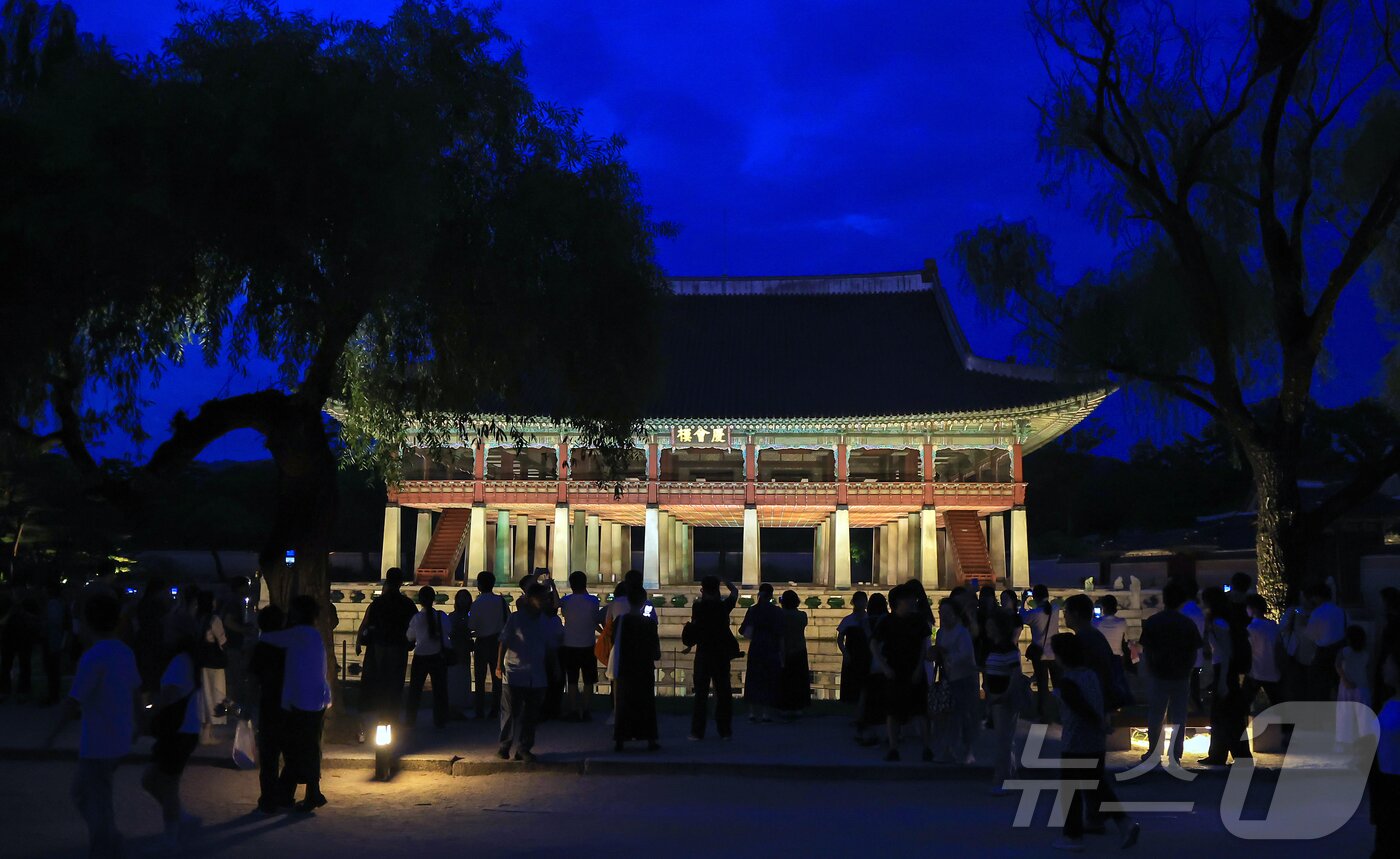 본문 이미지 - 경복궁 야간 관람이 시작된 3일 오후 서울 종로구 경복궁을 찾은 시민들이 궐내를 둘러보고 있다.  2025.9.3/뉴스1 ⓒ News1 김진환 기자