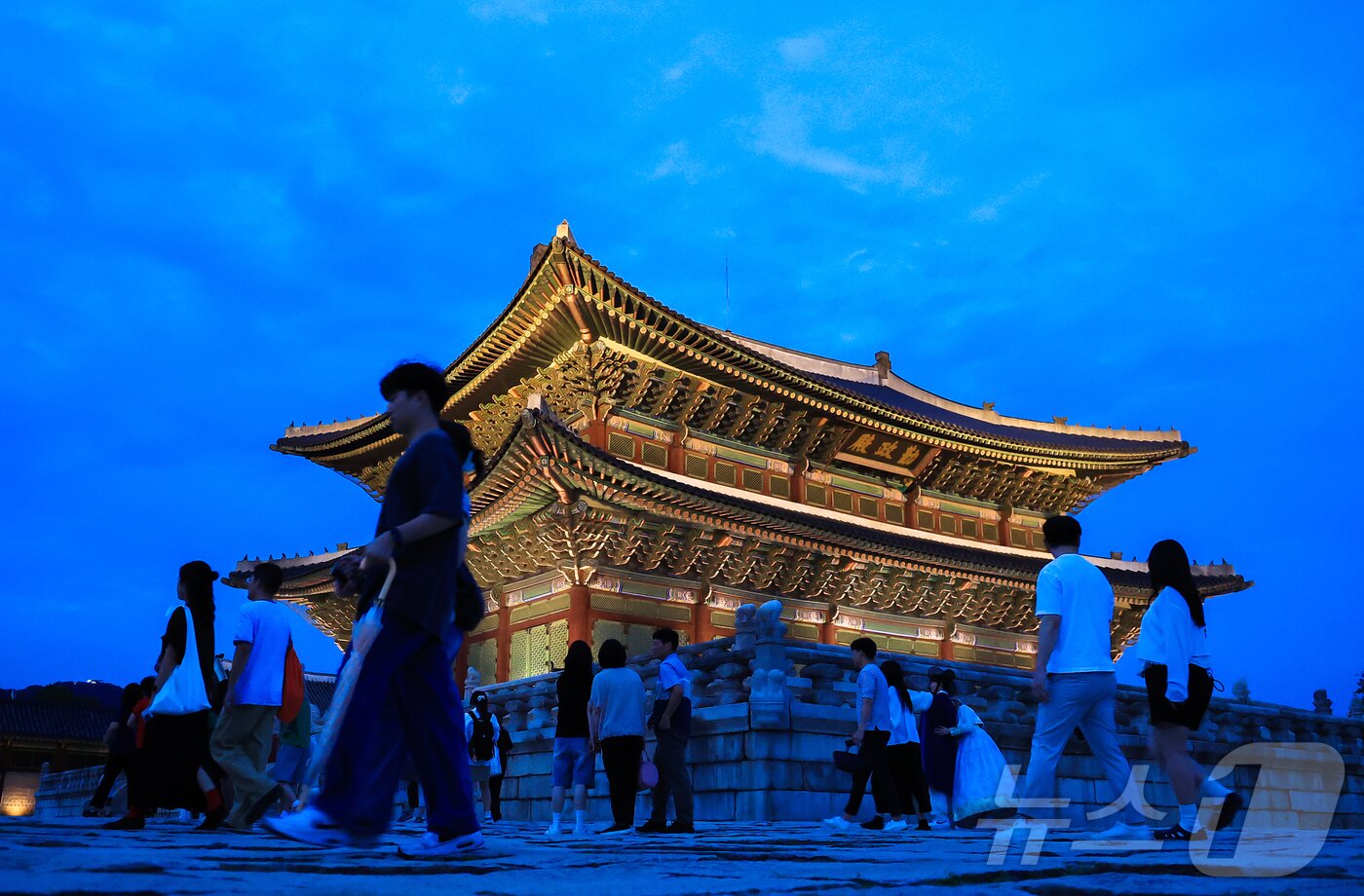 본문 이미지 - 경복궁 야간 관람이 시작된 3일 오후 서울 종로구 경복궁을 찾은 시민들이 궐내를 둘러보고 있다.  2025.9.3/뉴스1 ⓒ News1 김진환 기자