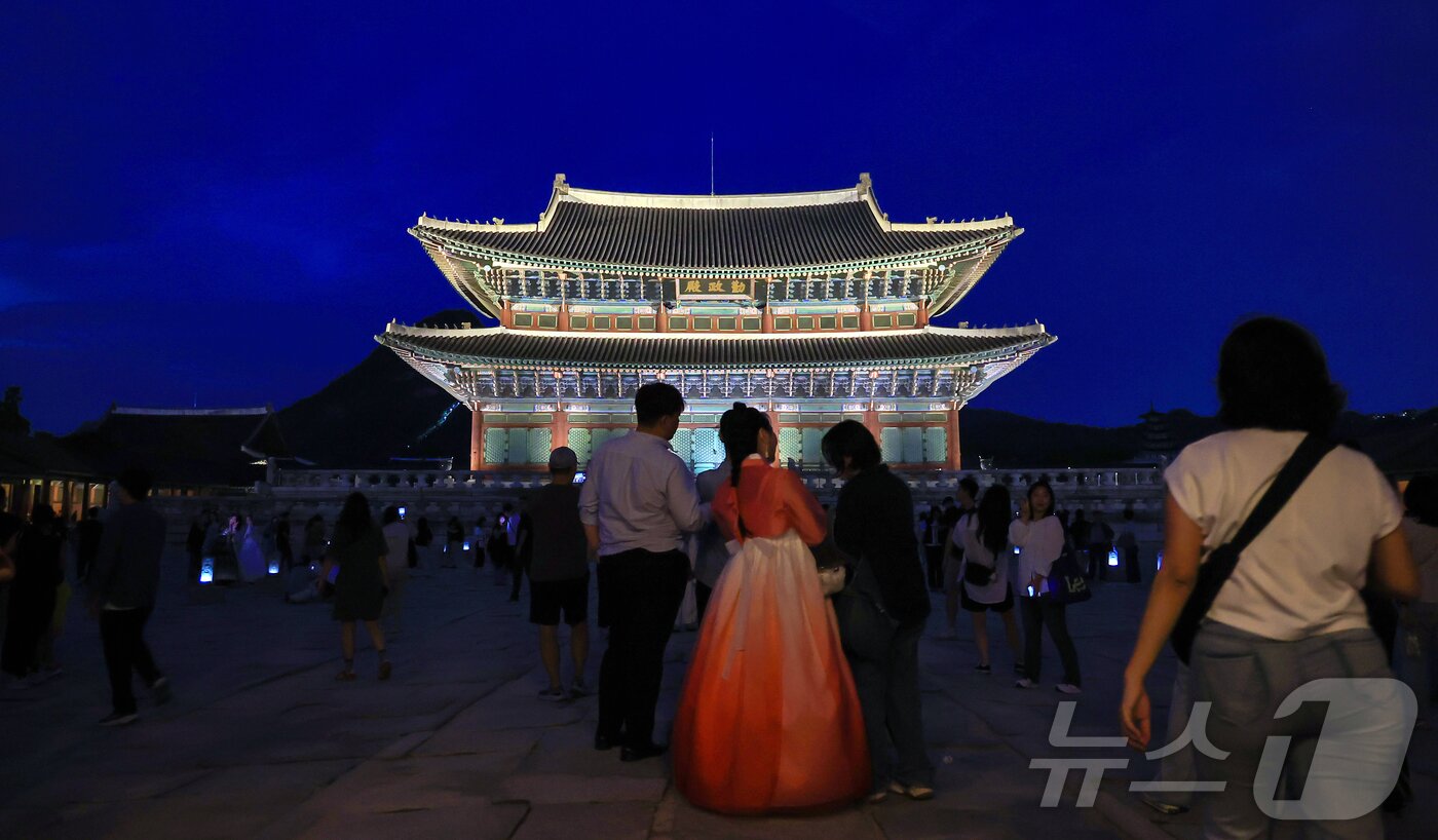 본문 이미지 - 경복궁 야간 관람이 시작된 3일 오후 서울 종로구 경복궁을 찾은 시민들이 궐내를 둘러보고 있다.  2025.9.3/뉴스1 ⓒ News1 김진환 기자