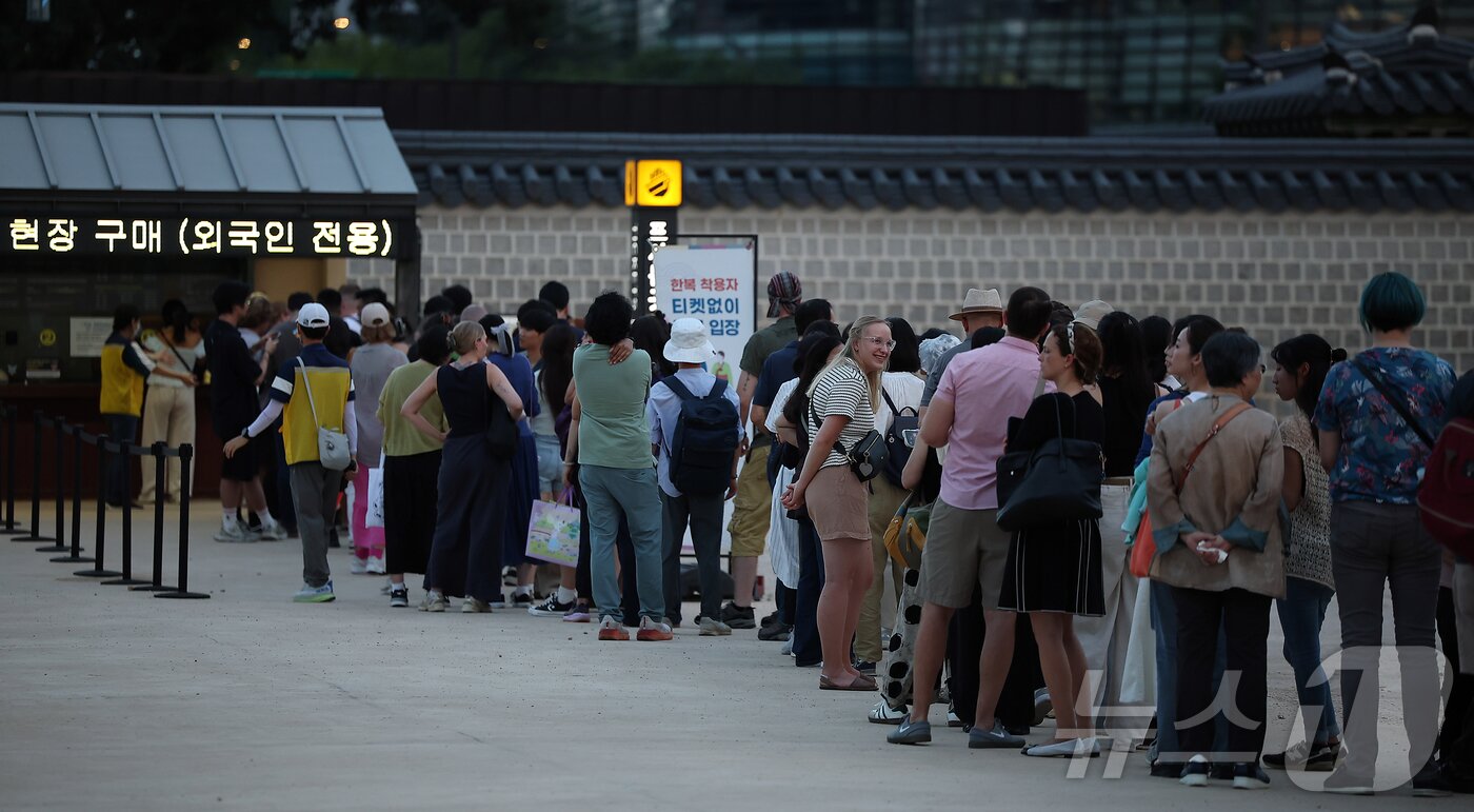 본문 이미지 - 경복궁 야간 관람이 시작된 3일 오후 서울 종로구 경복궁을 찾은 외국인 관광객들이 현장판매줄에 서서 대기하고 있다.  2025.9.3/뉴스1 ⓒ News1 김진환 기자