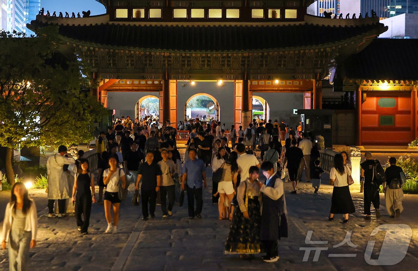 본문 이미지 - 경복궁 야간 관람이 시작된 3일 오후 서울 종로구 경복궁을 찾은 시민들이 궐내를 둘러보고 있다.  2025.9.3/뉴스1 ⓒ News1 김진환 기자