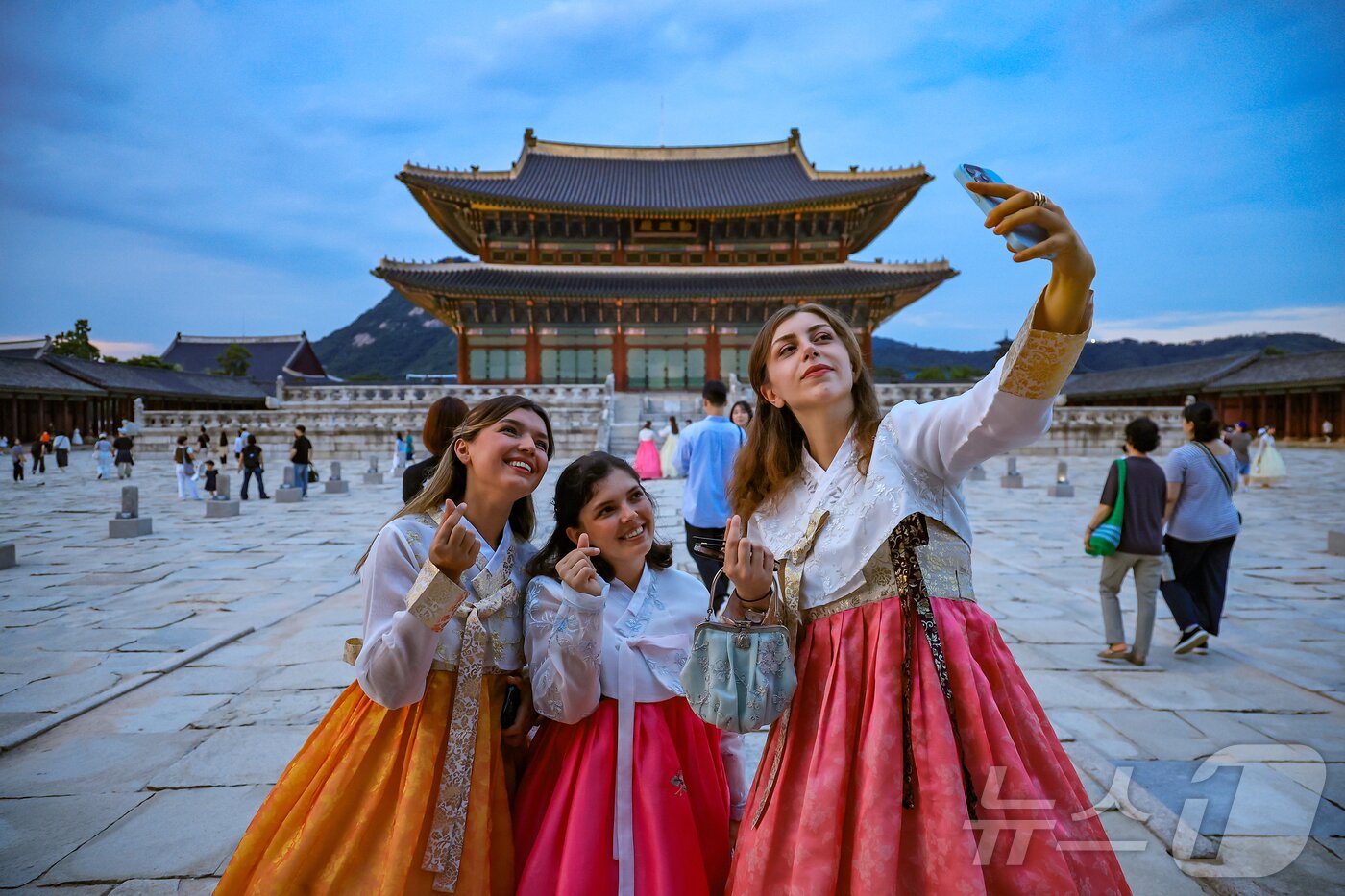 본문 이미지 - 경복궁 야간 관람이 시작된 3일 오후 서울 종로구 경복궁을 찾은 외국인 관광객들이 근정전을 배경으로 셀카를 찍고 있다. 국 2025.9.3/뉴스1 ⓒ News1 김진환 기자
