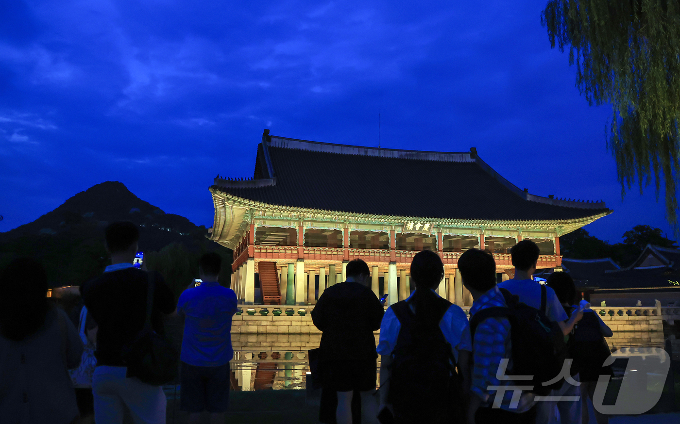 (서울=뉴스1) 김진환 기자 = 경복궁 야간 관람이 시작된 3일 오후 서울 종로구 경복궁을 찾은 시민들이 궐내를 둘러보고 있다.국가유산청 궁능유적본부 경복궁관리소는 이날부터 오는 …