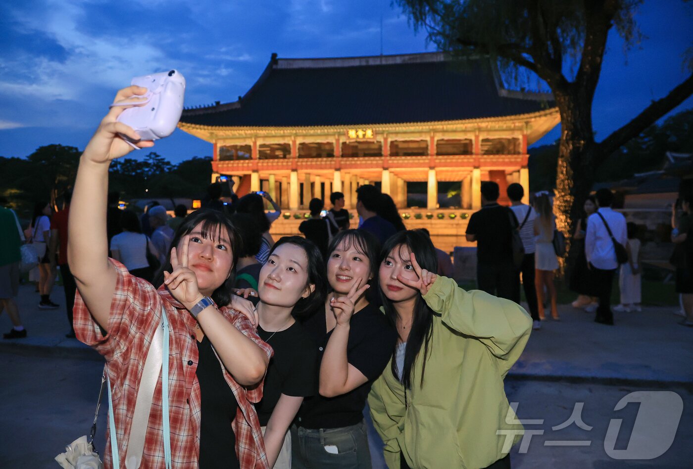 본문 이미지 - 경복궁 야간 관람이 시작된 3일 오후 서울 종로구 경복궁을 찾은 시민들이 경회루를 배경으로 셀카를 찍고 있다.  2025.9.3/뉴스1 ⓒ News1 김진환 기자