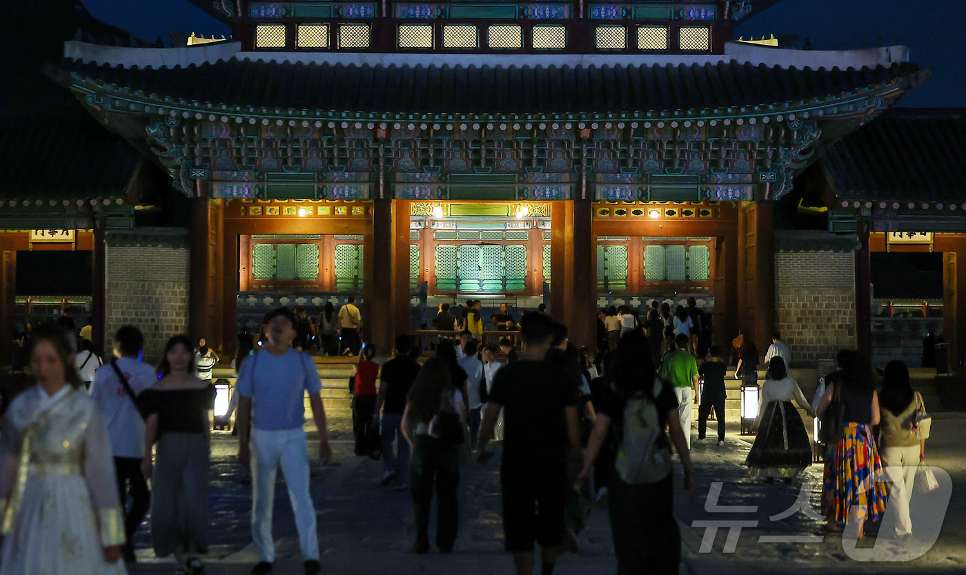 (서울=뉴스1) 김진환 기자 = 경복궁 야간 관람이 시작된 3일 오후 서울 종로구 경복궁을 찾은 시민들이 궐내를 둘러보고 있다.국가유산청 궁능유적본부 경복궁관리소는 이날부터 오는 …