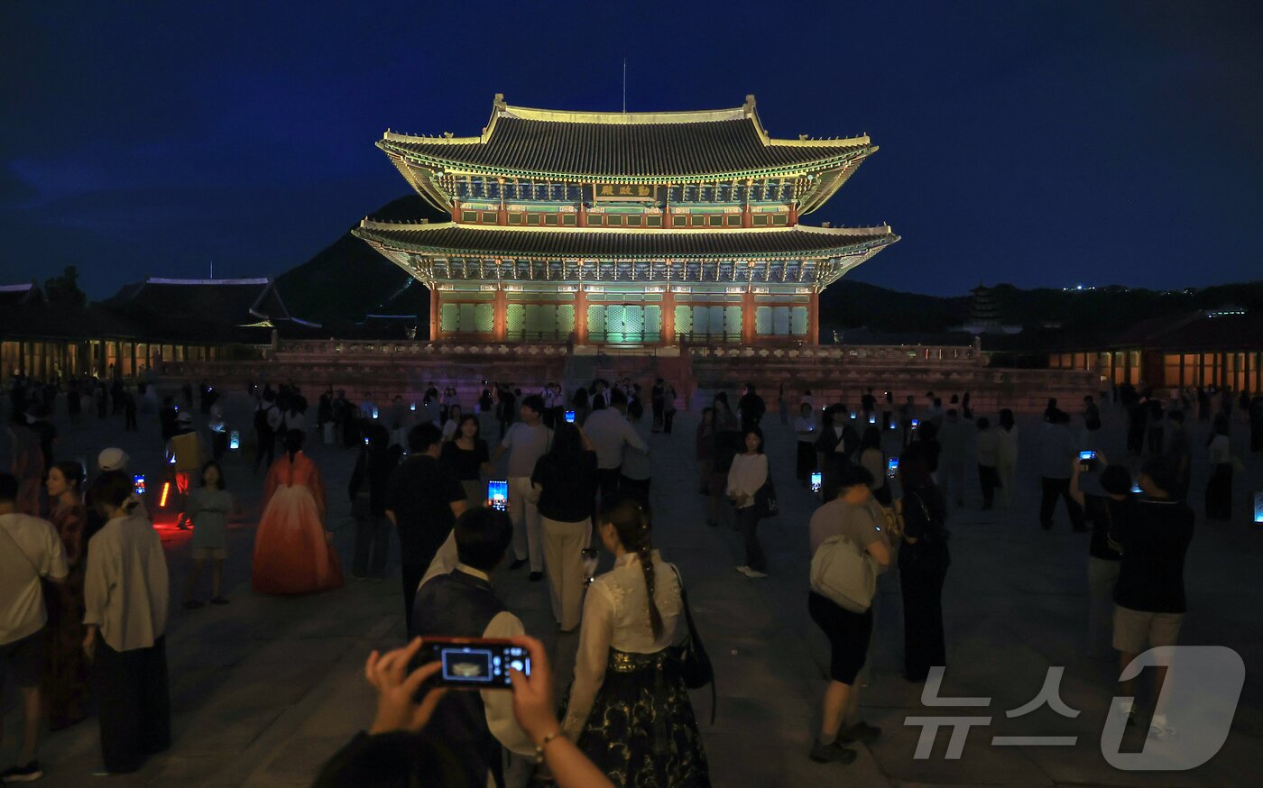 본문 이미지 - 경복궁 야간 관람이 시작된 3일 오후 서울 종로구 경복궁을 찾은 시민들이 궐내를 둘러보고 있다.  2025.9.3/뉴스1 ⓒ News1 김진환 기자