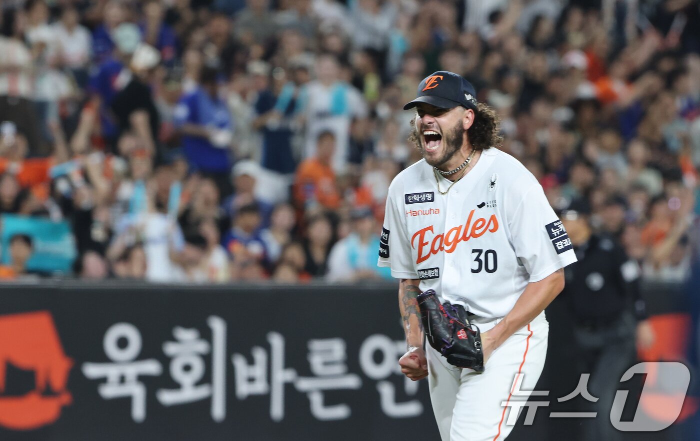 본문 이미지 - 3일 대전 한화생명 볼파크에서 열린 프로야구 '2025 신한 SOL뱅크 KBO 리그' NC 다이노스와 한화 이글스 경기에서 한화 선발 폰세가 통산 삼진 226개를 기록하며 환호하고 있다. 2025.9.3/뉴스1 ⓒ News1 김기태 기자