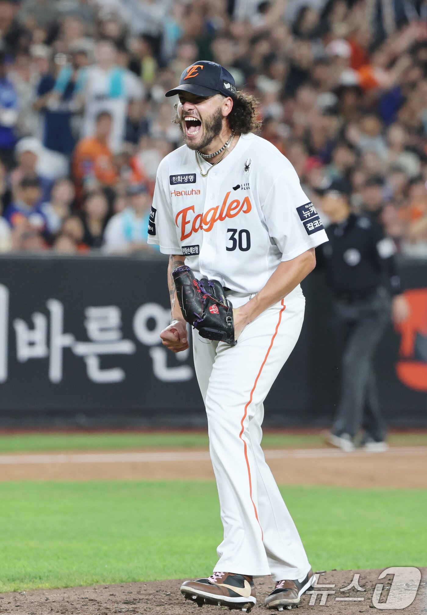 본문 이미지 - 3일 대전 한화생명 볼파크에서 열린 프로야구 '2025 신한 SOL뱅크 KBO 리그' NC 다이노스와 한화 이글스 경기에서 한화 선발 폰세가 통산 삼진 226개를 기록하며 환호하고 있다. 2025.9.3/뉴스1 ⓒ News1 김기태 기자