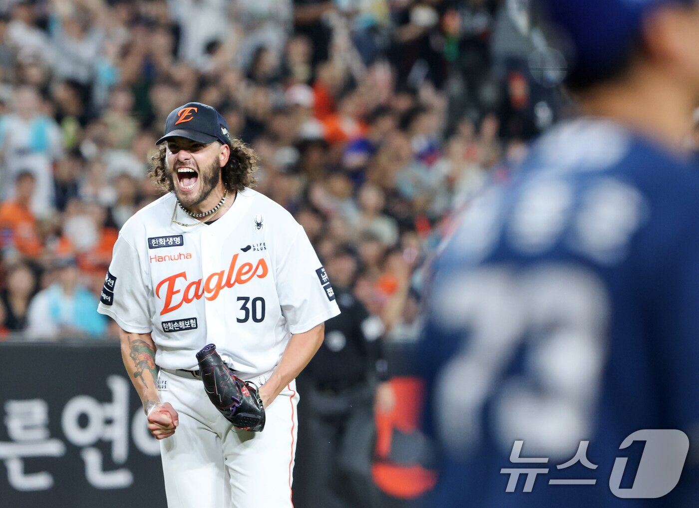 본문 이미지 - 3일 대전 한화생명 볼파크에서 열린 프로야구 '2025 신한 SOL뱅크 KBO 리그' NC 다이노스와 한화 이글스 경기에서 한화 선발 폰세가 통산 삼진 226개를 기록하며 환호하고 있다. 2025.9.3/뉴스1 ⓒ News1 김기태 기자