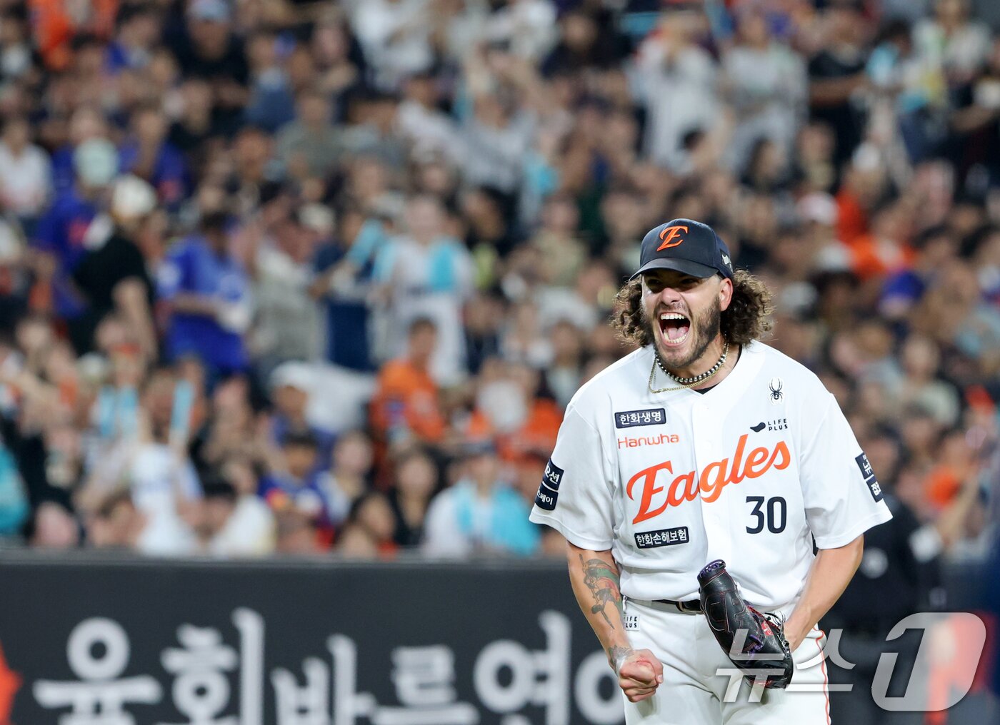 본문 이미지 - 3일 대전 한화생명 볼파크에서 열린 프로야구 '2025 신한 SOL뱅크 KBO 리그' NC 다이노스와 한화 이글스 경기에서 한화 선발 폰세가 통산 삼진 226개를 기록하며 환호하고 있다. 2025.9.3/뉴스1 ⓒ News1 김기태 기자