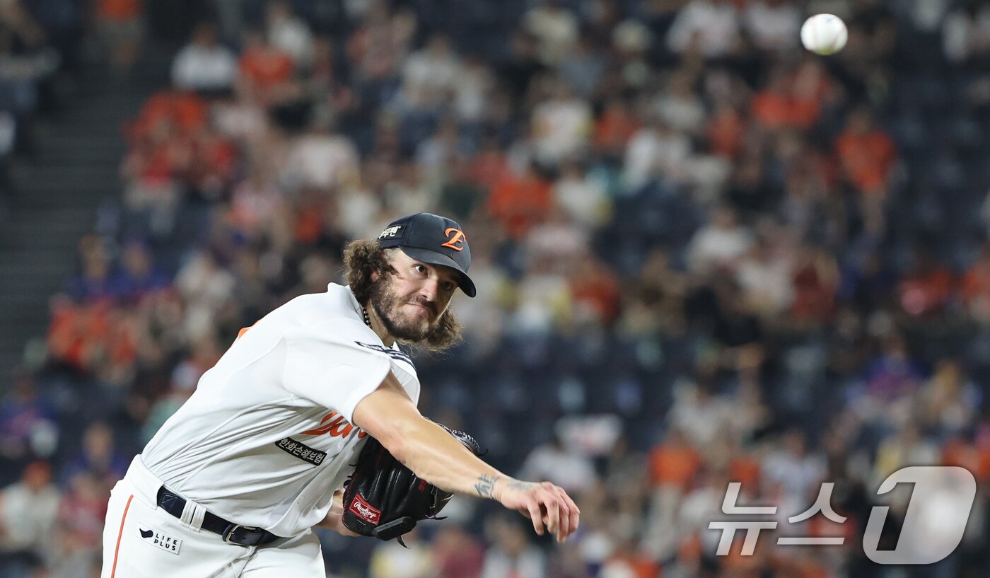 본문 이미지 - 3일 대전 한화생명 볼파크에서 열린 프로야구 '2025 신한 SOL뱅크 KBO 리그' NC 다이노스와 한화 이글스 경기에서 한화 선발 폰세가 역투하고 있다. 2025.9.3/뉴스1 ⓒ News1 김기태 기자