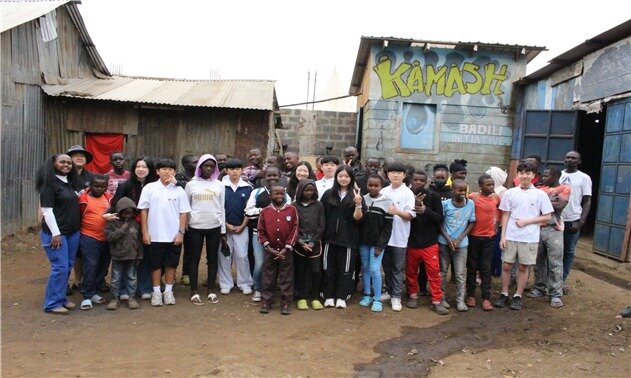 본문 이미지 - 2기 단원들이 케냐 카이로반기에서 현지 청소년들과 함께 봉사활동 마친 후 기념촬영을 하고 있다. 사진은 에스디지유스 제공.