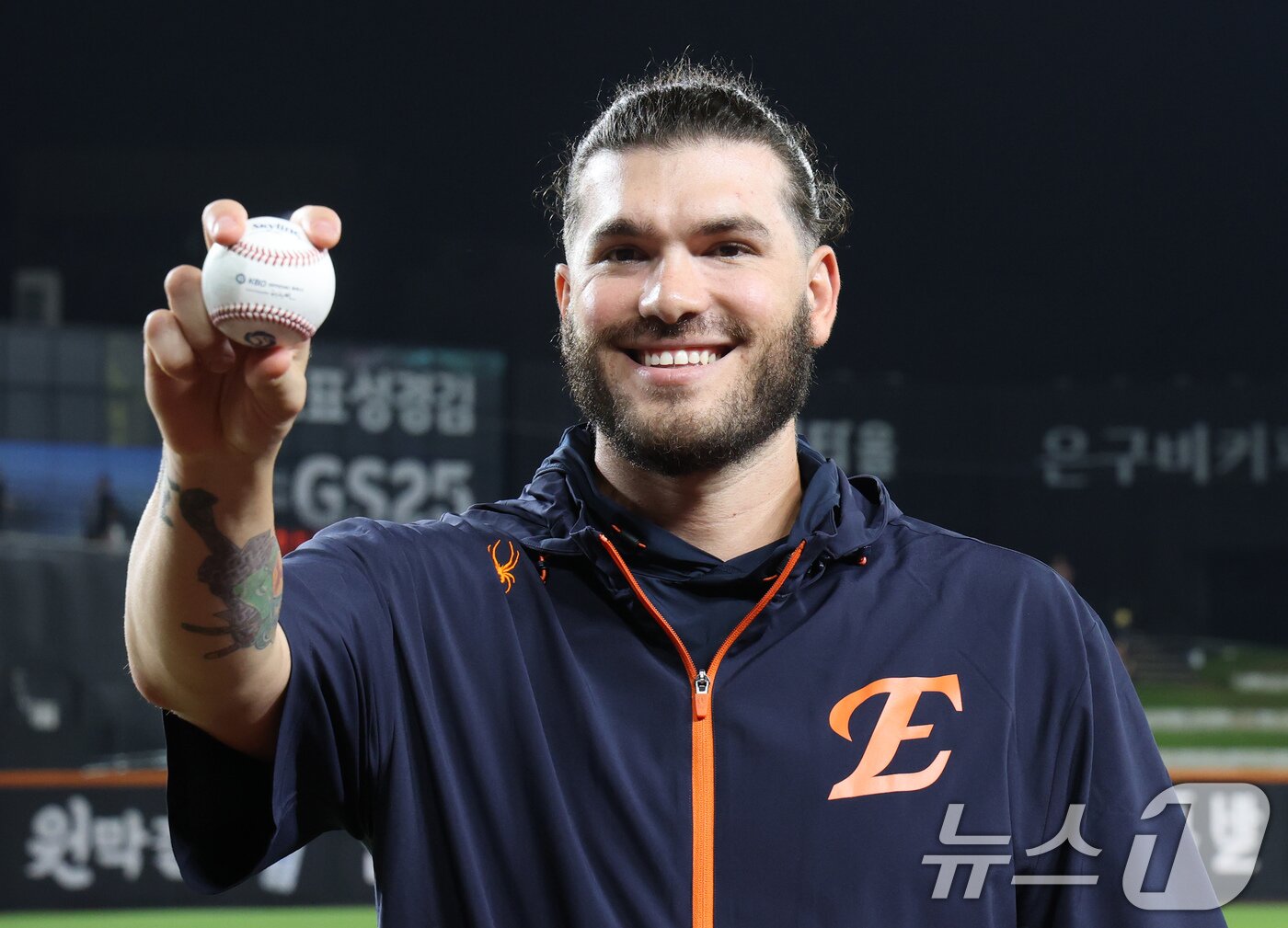본문 이미지 - 3일 대전 한화생명 볼파크에서 열린 프로야구 '2025 신한 SOL뱅크 KBO 리그' NC 다이노스와 한화 이글스 경기에서 탈삼진 226개로 신기록을 세운 한화 폰세가 기록을 세운 공을 들고 포즈를 취하고 있다. 2025.9.3/뉴스1 ⓒ News1 김기태 기자