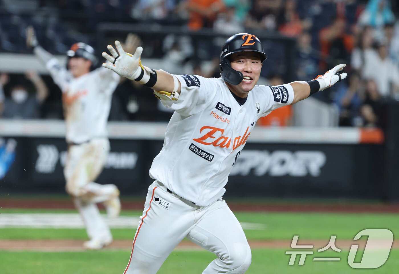 본문 이미지 - 3일 대전 한화생명 볼파크에서 열린 프로야구 &#39;2025 신한 SOL뱅크 KBO 리그&#39; NC 다이노스와 한화 이글스 경기에서 연장 10회말 1사 1, 3루 한화 황영목이 끝내기 안타를 치고 환호하고 있다. 2025.9.3/뉴스1 ⓒ News1 김기태 기자