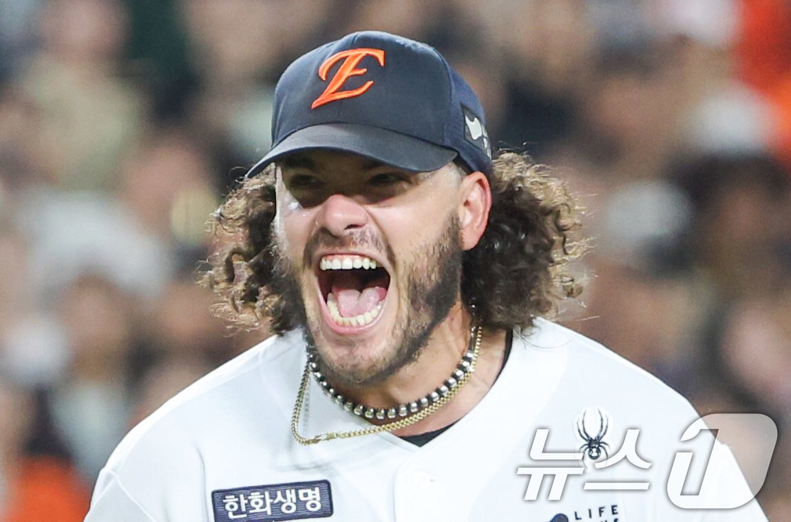 본문 이미지 - 3일 대전 한화생명 볼파크에서 열린 프로야구 &#39;2025 신한 SOL뱅크 KBO 리그&#39; NC 다이노스와 한화 이글스 경기에서 한화 선발 폰세가 통산 삼진 226개를 기록하며 환호하고 있다. 2025.9.3/뉴스1