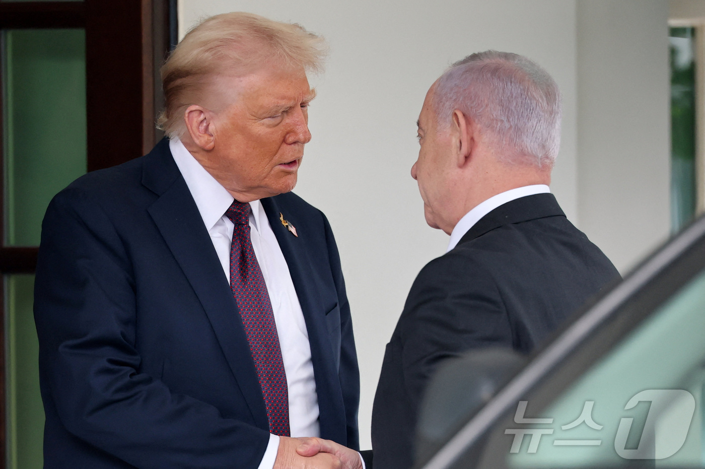 (워싱턴DC 로이터=뉴스1) 류정민 특파원 = 도널드 트럼프 미국 대통령이 29일(현지시간) 워싱턴DC 백악관에서 베냐민 네타냐후 이스라엘 총리와 만나 악수하고 있다. 두 정상은 …