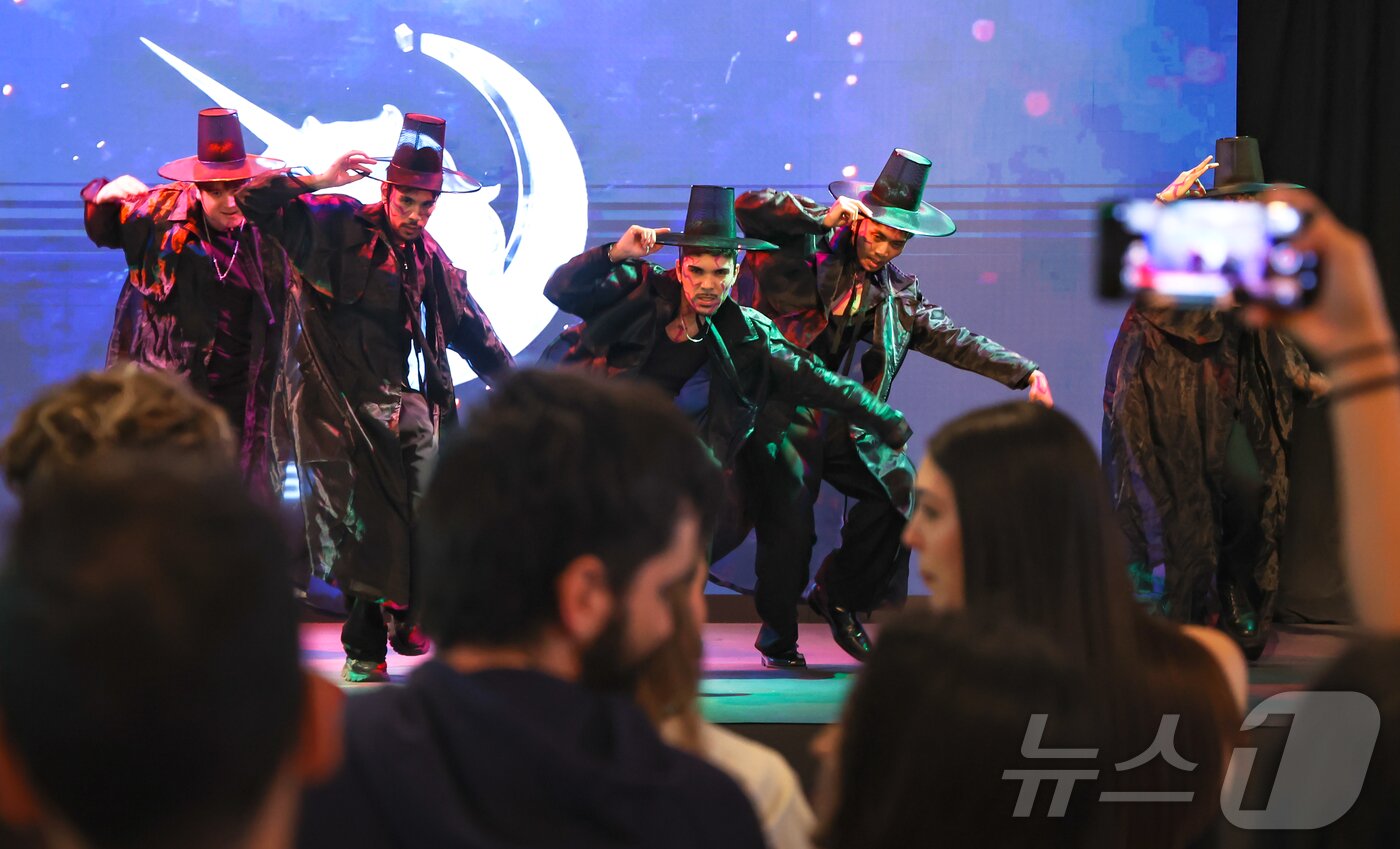 본문 이미지 - 29일&#40;현지시간&#41; 스페인 마드리드 아르테스 예술센터에서 열린 ‘2025 스페인 K-박람회’에서 넷플릭스 에니메이션 ‘케이팝 데몬 헌터스’속 보이그룹 ‘사자보이즈’를 코스프레한 현지 참가자들이 커버댄스를 선보이고 있다. &#40;사진가 우채연 제공, 재판매 및 DB금지&#41; 2025.9.30/뉴스1 ⓒ News1 이준성 기자