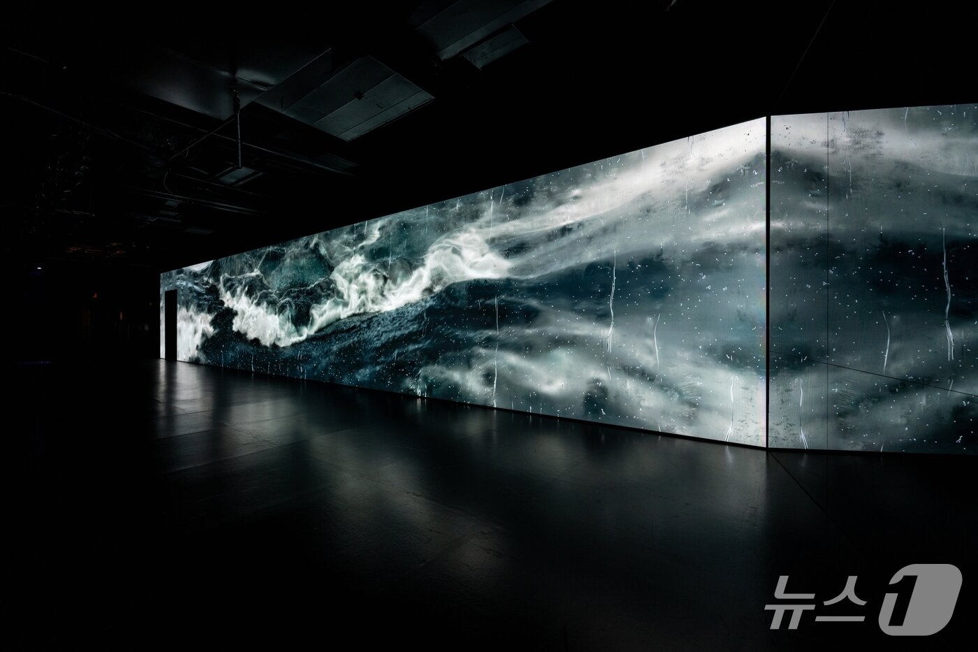 본문 이미지 - 디스트릭트 리사운드뉴욕 전시 작품 &#39;OCEAN&#39; 모습&#40;디스트릭트 제공&#41;