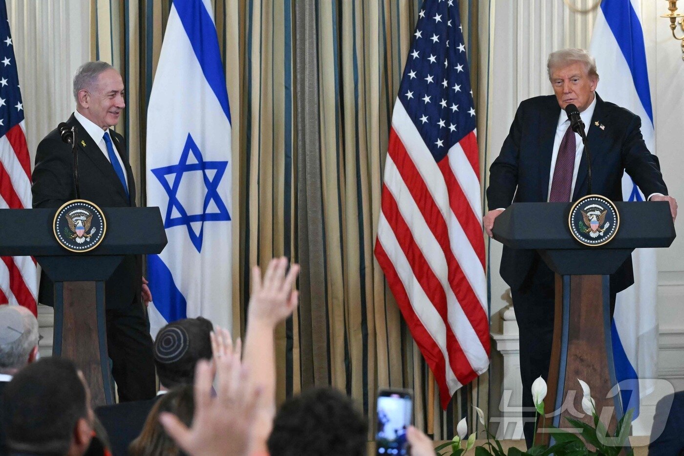 본문 이미지 - 도널드 트럼프 미국 대통령과 베냐민 네타냐후 이스라엘 총리가 29일&#40;현지시간&#41; 미국 워싱턴DC에서 가자지구에서의 이스라엘군 단계적 철수와 평화위원회 및 국제안정화군 설치 등을 제안하는 가자전쟁 종식안을 발표하고 있다. 2025.09.29. ⓒ AFP=뉴스1 ⓒ News1 류정민 특파원