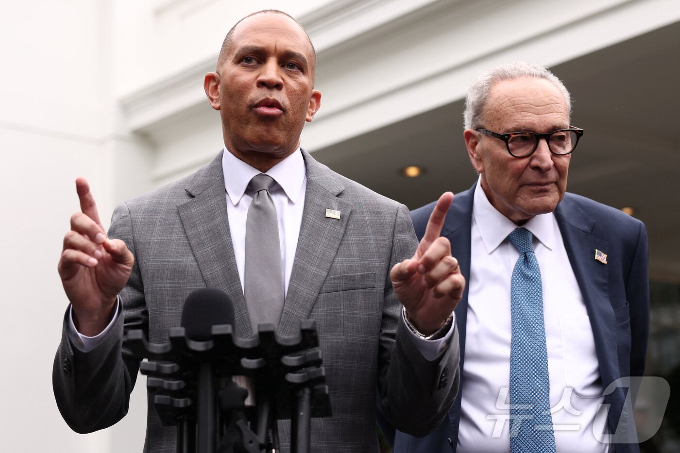 본문 이미지 - 29일&#40;현지시간&#41; 미국 민주당의 척 슈머&#40;오른쪽&#41; 상원 원내대표와 하킴 제프리스 하원 원내대표가 백악관에서 도널드 트럼프 대통령과의 회동을 마친 뒤 취재진에게 그 결과를 설명하고 있다. 2025.09.29 ⓒ 로이터=뉴스1 ⓒ News1 김지완 기자