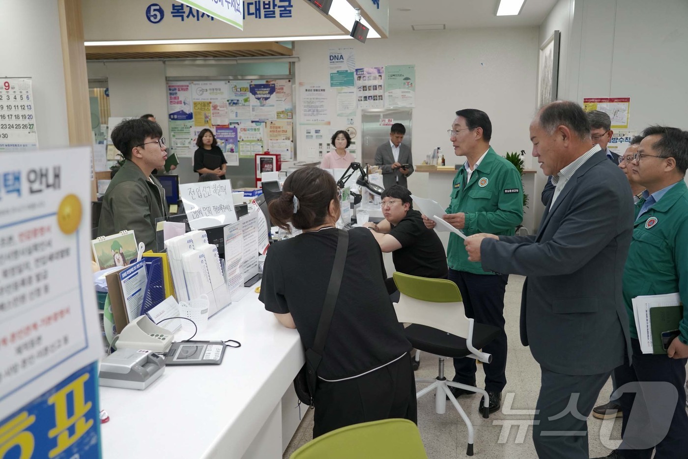 (홍성=뉴스1) 이동원 기자 = 이용록 홍성군수는 29일 대책회의 직후 군청 민원실과 홍성읍·홍북읍 행정복지센터 민원실을 방문해 현장을 직접 점검했다. 이번 점검은 장애 발생 시 …