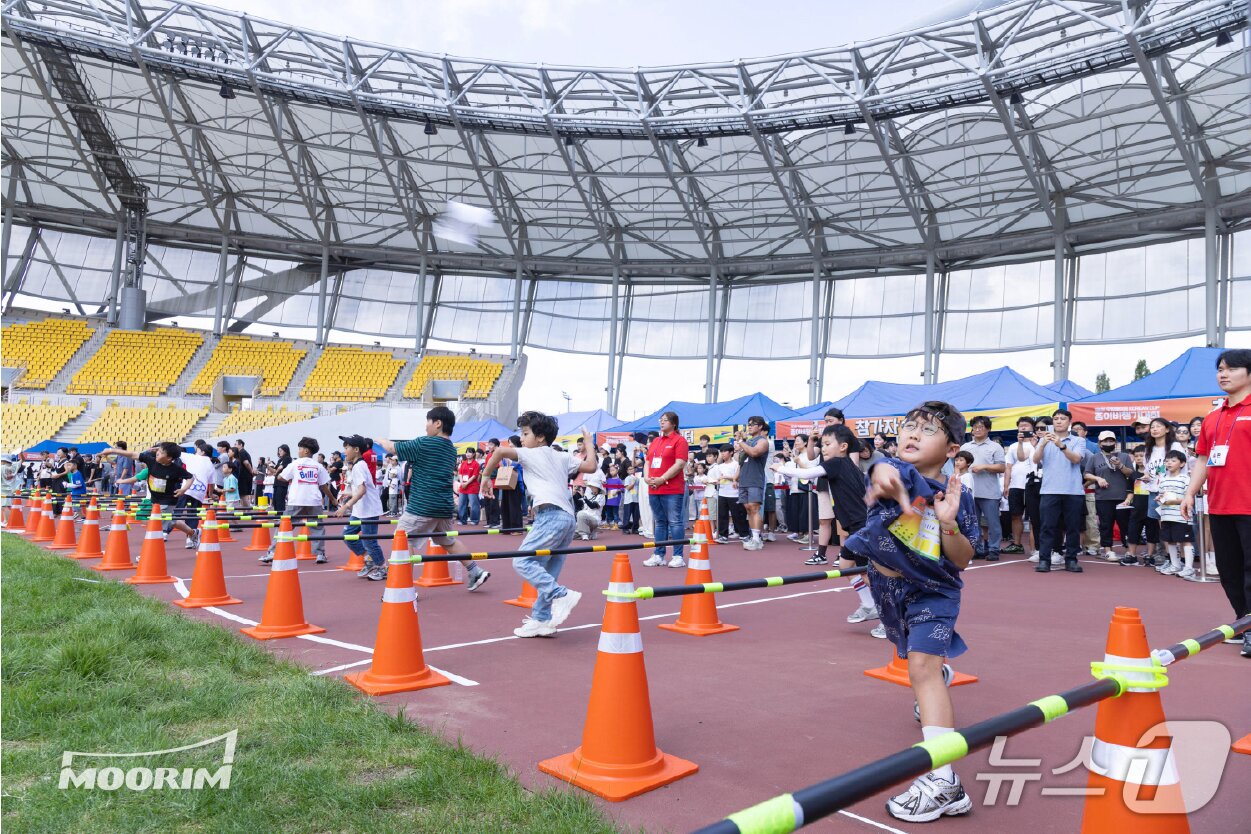본문 이미지 - 지난 27일 열린 제6회 무림페이퍼 코리안컵 종이비행기대회의 모습 &#40;무림페이퍼 제공&#41;