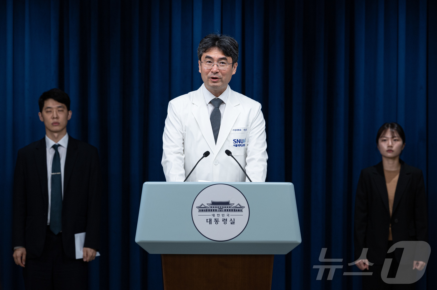 (서울=뉴스1) 이재명 기자 = 박상민 대통령 주치의가 30일 서울 용산 대통령실 청사에서 영부인 일정 관련 브리핑을 하고 있다. 2025.9.30/뉴스1