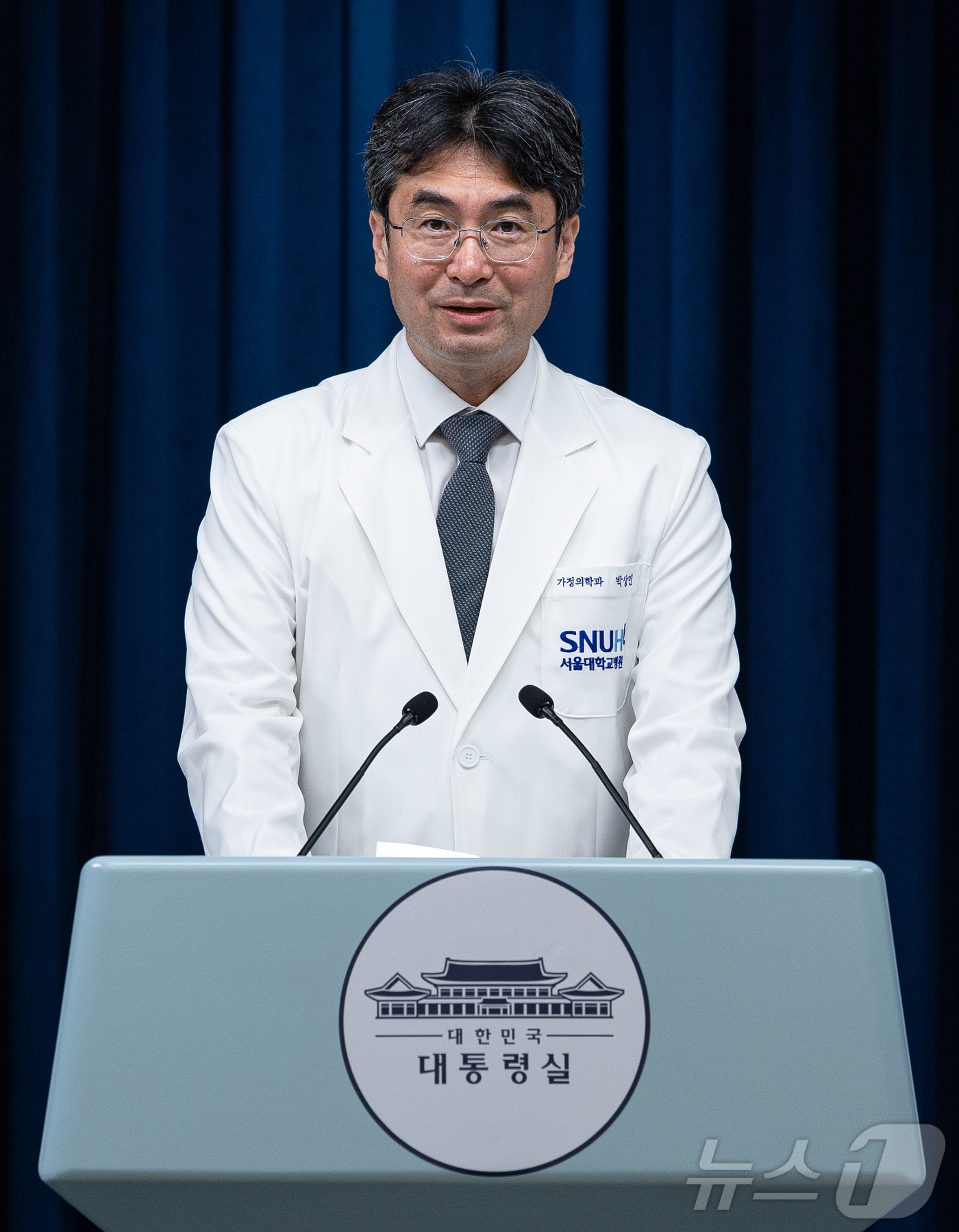 (서울=뉴스1) 이재명 기자 = 박상민 대통령 주치의가 30일 서울 용산 대통령실 청사에서 영부인 일정 관련 브리핑을 하고 있다. 2025.9.30/뉴스1