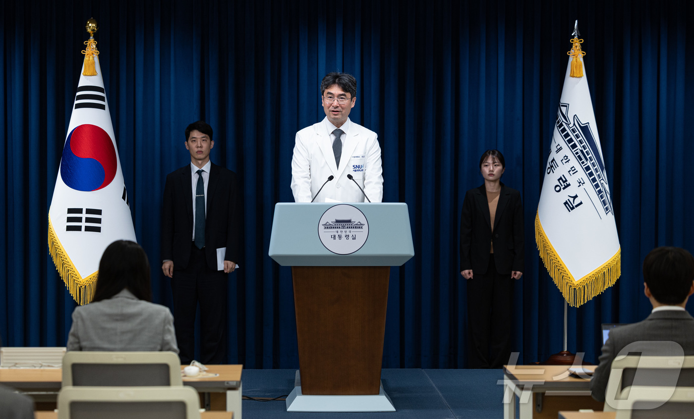 (서울=뉴스1) 이재명 기자 = 박상민 대통령 주치의가 30일 서울 용산 대통령실 청사에서 영부인 일정 관련 브리핑을 하고 있다. 2025.9.30/뉴스1