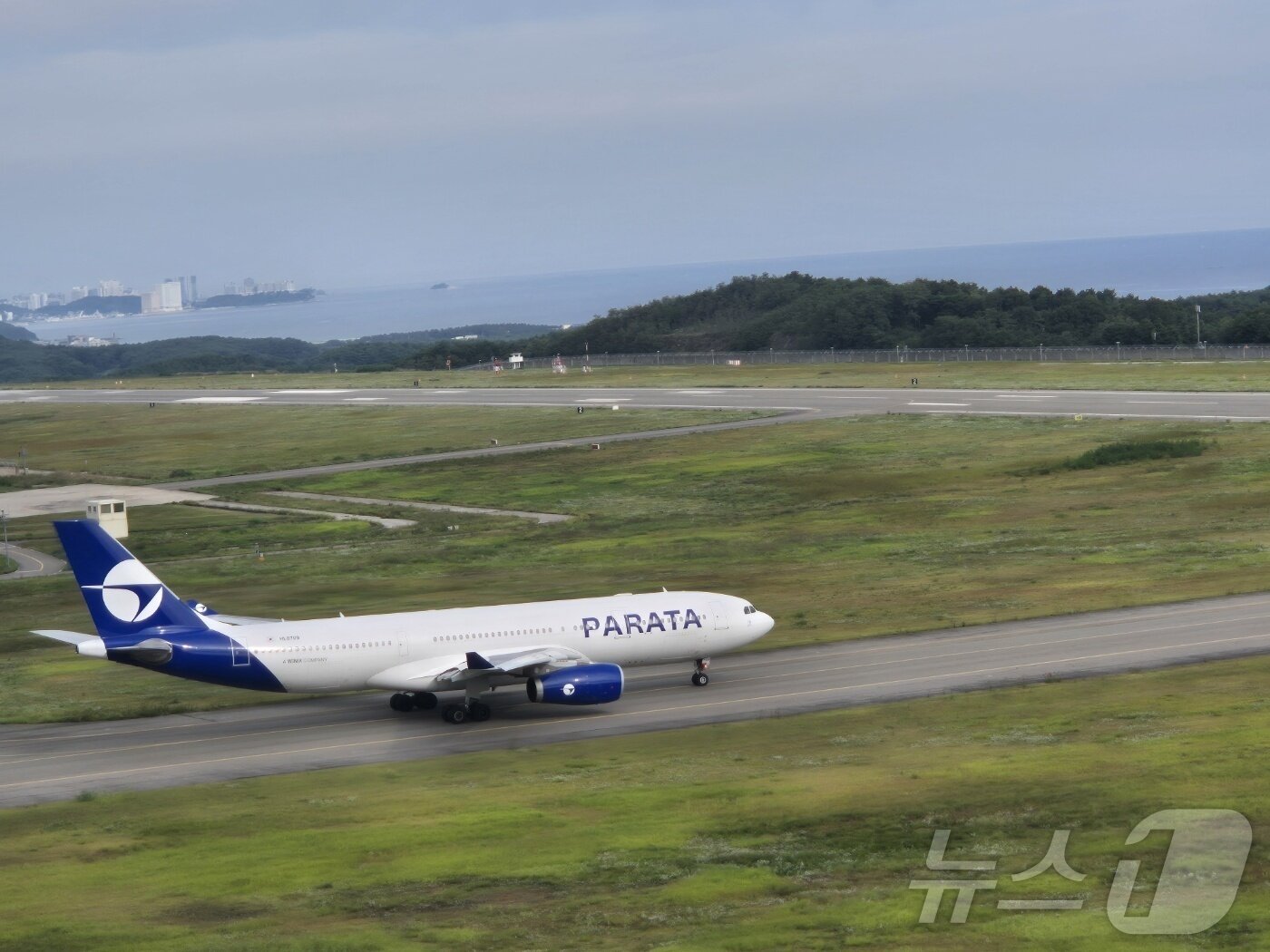 본문 이미지 - 강원 양양~제주 항공 정기노선이 재개된 30일 오전 파라타항공 A330&#40;294석&#41;이 강원 양양군 손양면 양양국제공항 활주로에서 제주로 향하기 위해 이동하고 있다. 파라타항공은 이날부터 양양발 제주행 1회, 제주발 양양행 1회 왕복노선을 운행한다. 2025.9.30/뉴스1 ⓒ News1 윤왕근 기자
