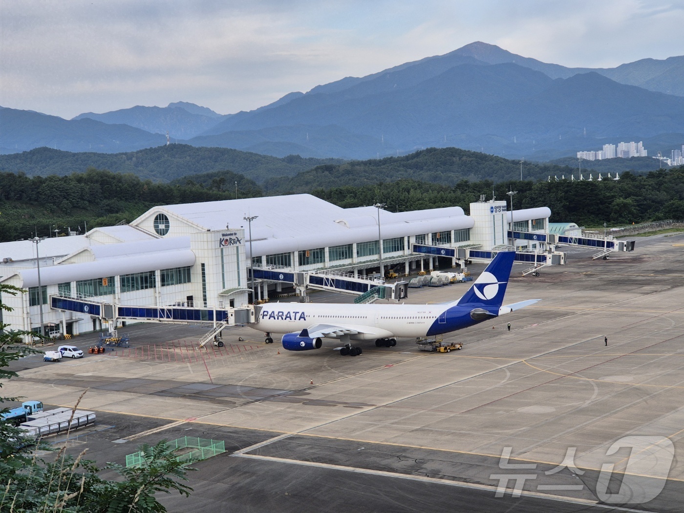 (양양=뉴스1) 윤왕근 기자 = 강원 양양~제주 항공 정기노선이 재개된 30일 오전 파라타항공 A330(294석)이 강원 양양군 손양면 양양국제공항 활주로에서 제주로 향하기 위해 …