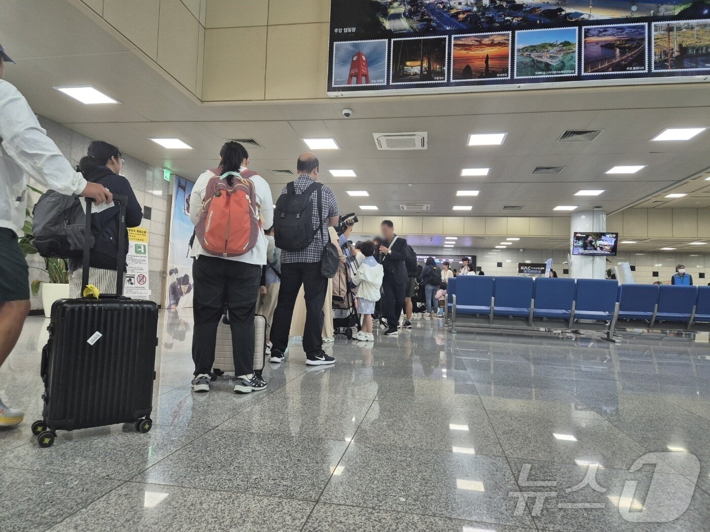 본문 이미지 - 강원 양양~제주 항공 정기노선이 재개된 30일 오전 양양군 손양면 양양국제공항 국내선 대합실에 제주여행을 떠날 승객들로 가득하다. 2025.9.30/뉴스1 ⓒ News1 윤왕근 기자