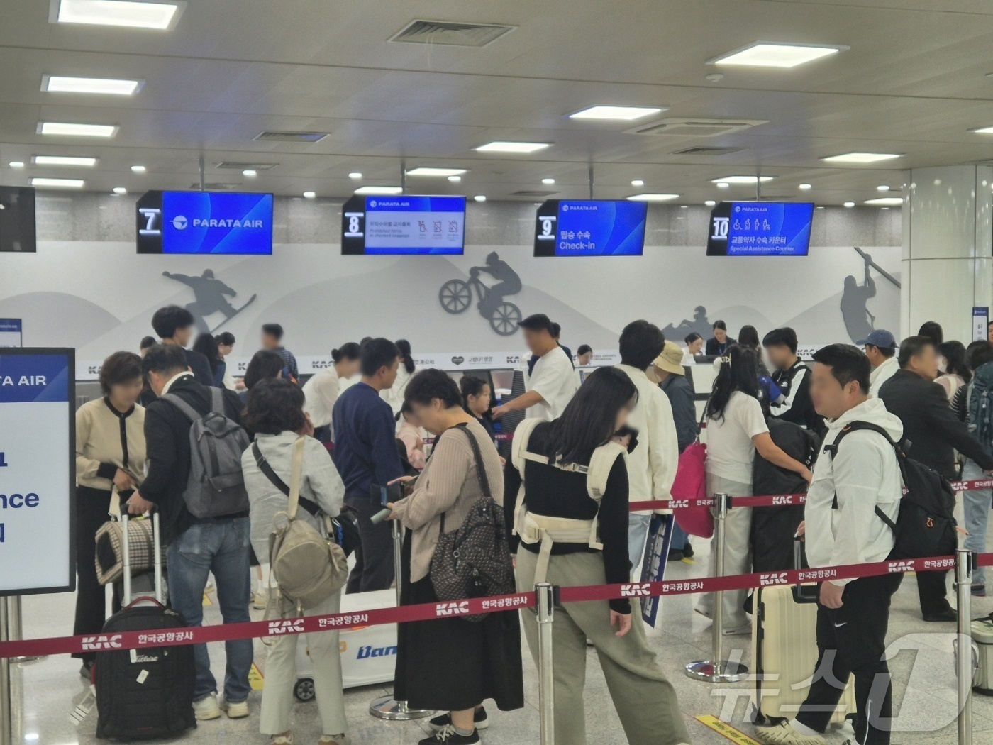 (양양=뉴스1) 윤왕근 기자 = 강원 양양~제주 항공 정기노선이 재개된 30일 오전 양양군 손양면 양양국제공항 국내선 대합실에 제주여행을 떠나는 여행객들로 붐비고 있다. 파라타항공 …