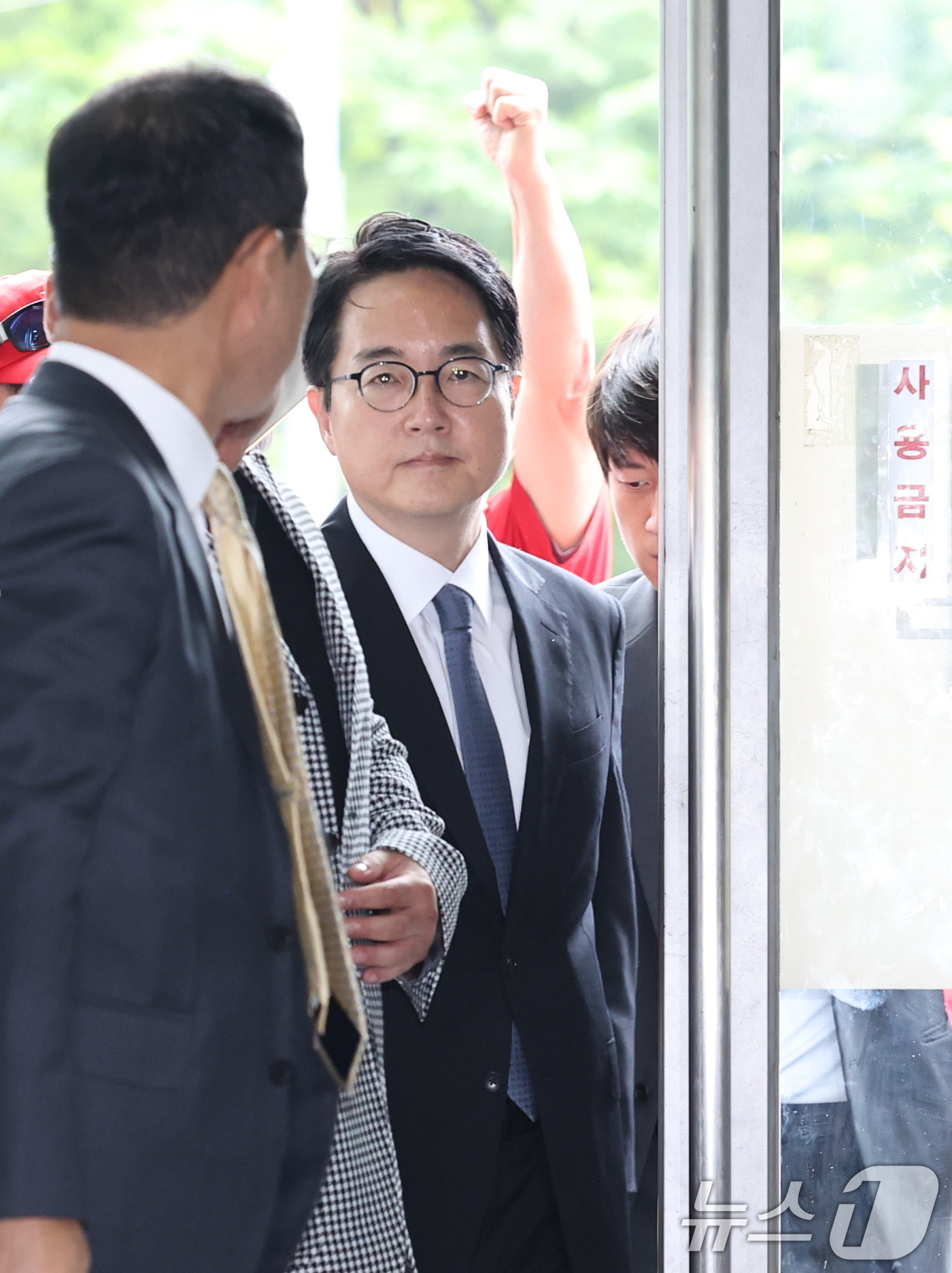 (서울=뉴스1) 박정호 기자 = 심우정 전 검찰총장이 30일 오전 서울 서초구 서초중앙로 해병대원 순직 사건 관련 의혹을 수사하는 순직해병특검팀(특별검사 이명현)으로 이종섭 호주대 …