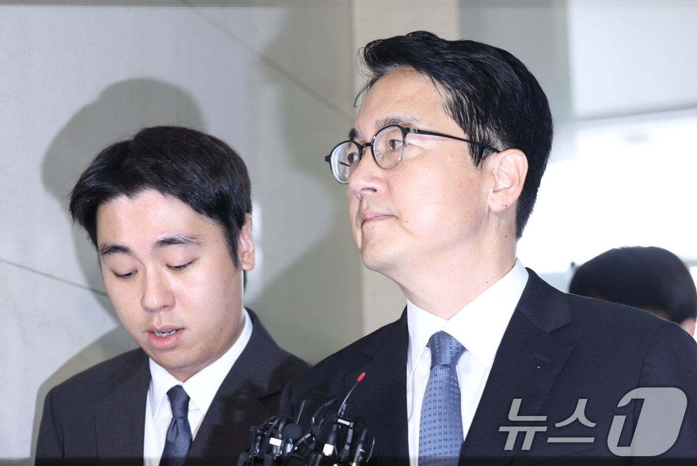 본문 이미지 - 심우정 전 검찰총장이 30일 오전 서울 서초구 서초중앙로 해병대원 순직 사건 관련 의혹을 수사하는 순직해병특검팀&#40;특별검사 이명현&#41;으로 이종섭 호주대사 임명 및 도피성 출국 관련 피의자 신분으로 소환되고 있다. 2025.9.30/뉴스1 ⓒ News1 박정호 기자