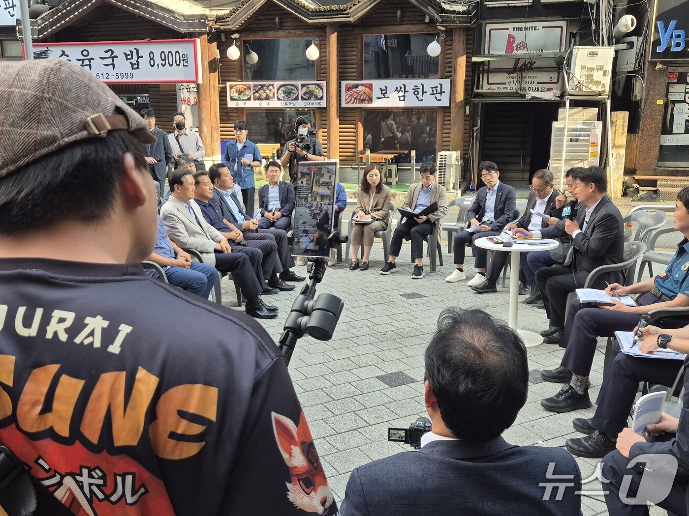 본문 이미지 -  지난 29일 오후 수도권지하철 1호선 부천역 일대 피노키오 광장에서 열린 '틈만나면, 현장속으로'를 실시간 중계하고 있는 유튜버.이시명기자/뉴스1